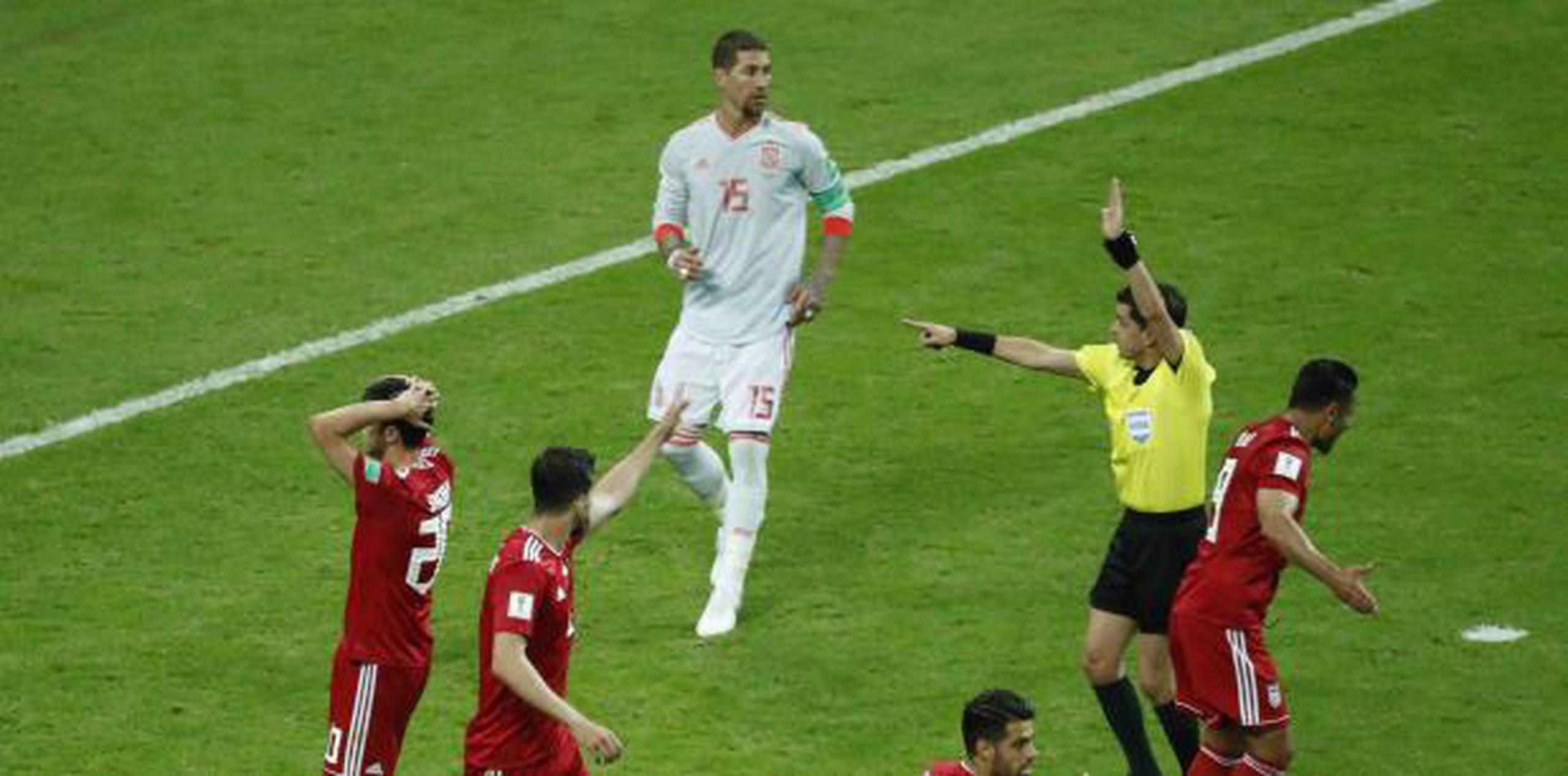 Jugadores de la selección de Irán proestan después de que el árbitro uruguayo Andrés Cunha les invalida un gol en el partido contra España, el miércoles en Kazán, Rusia. (AP/ Eugene Hoshiko)