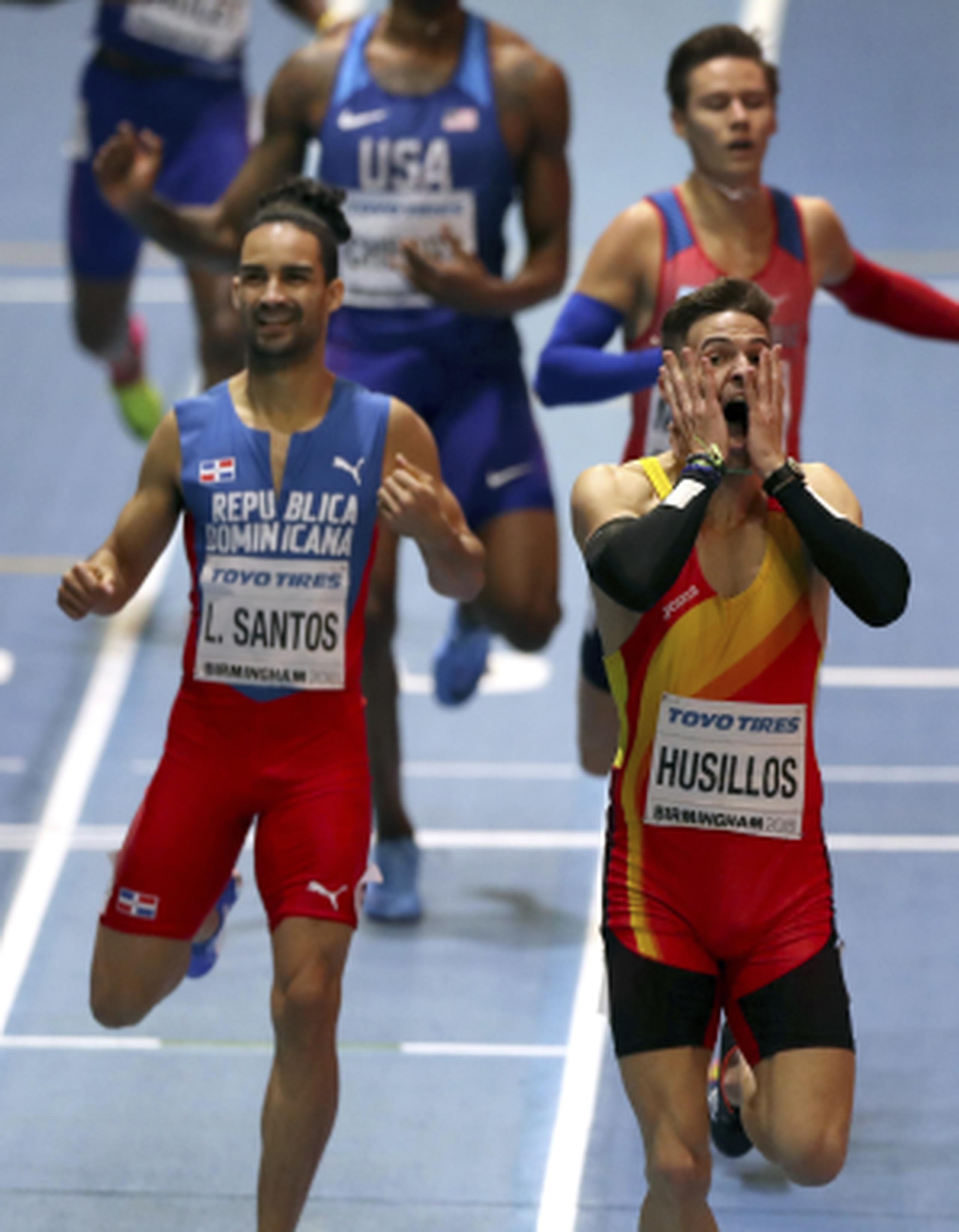 Momento en que Óscar Husillos (derecha) y Luguelín Santos (izquierda) llegan a la meta. (AP)