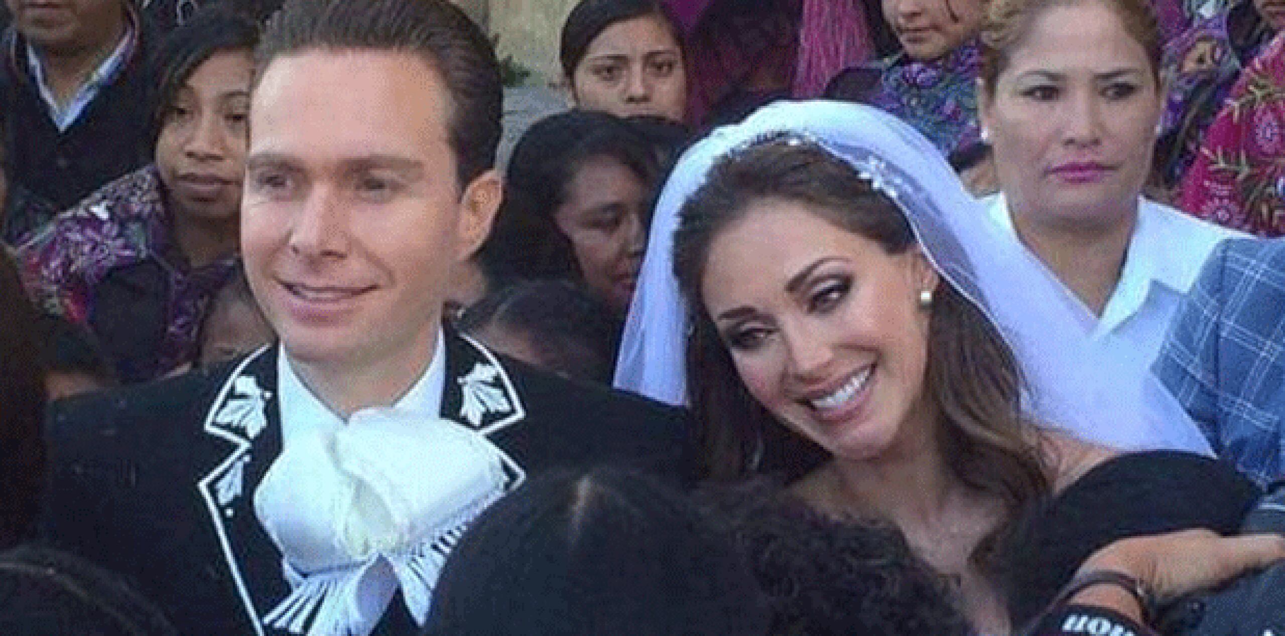 Mientras que Anahí llevó un vestido blanco de novia con escote y un largo velo, Manuel Velasco vistió un traje de charro típicamente mexicano. (Twitter)