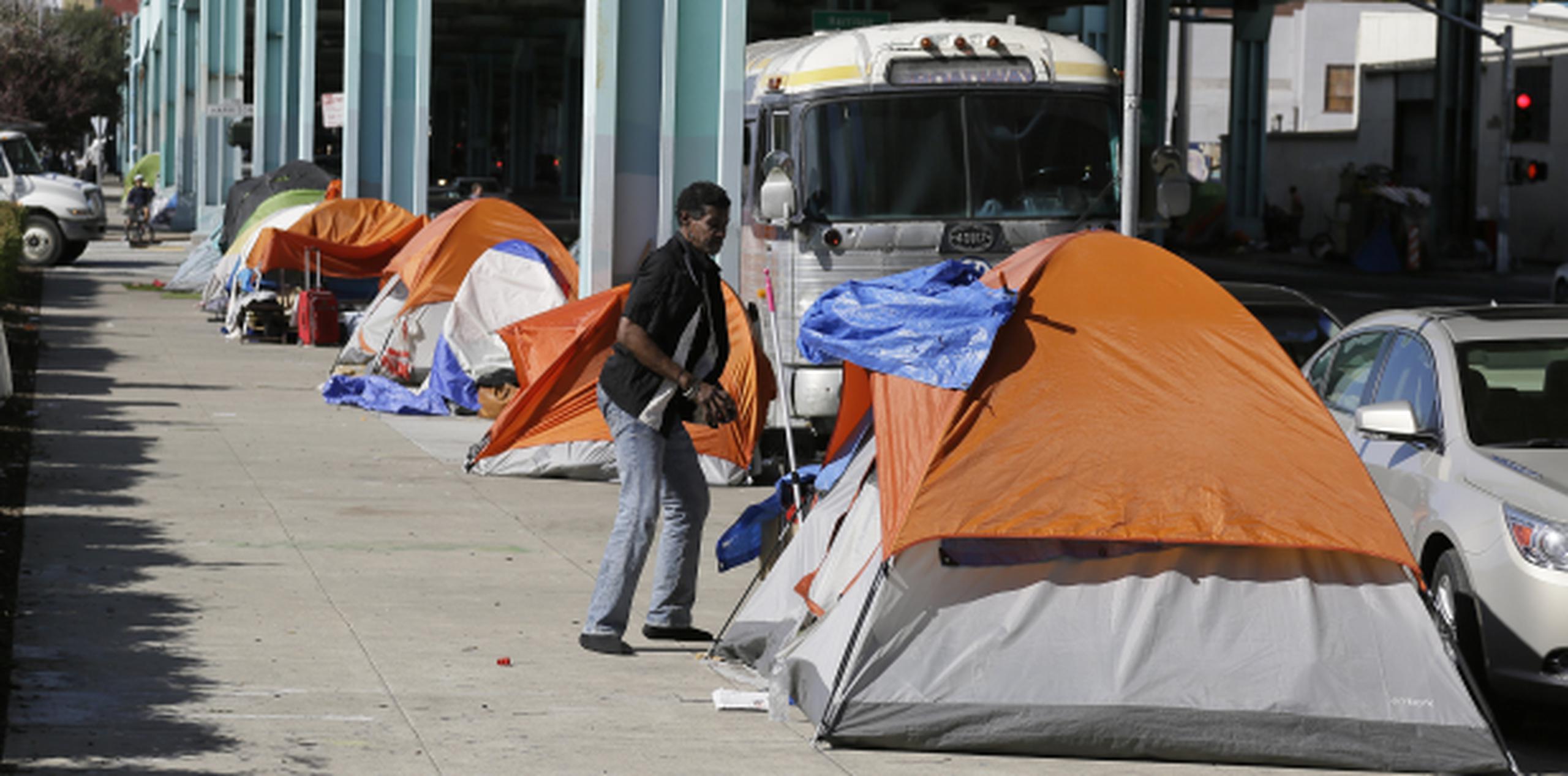 Personas sin hogar están ocupando tiendas de campaña instaladas en la calle Division Street. (AP/Eric Risberg)
