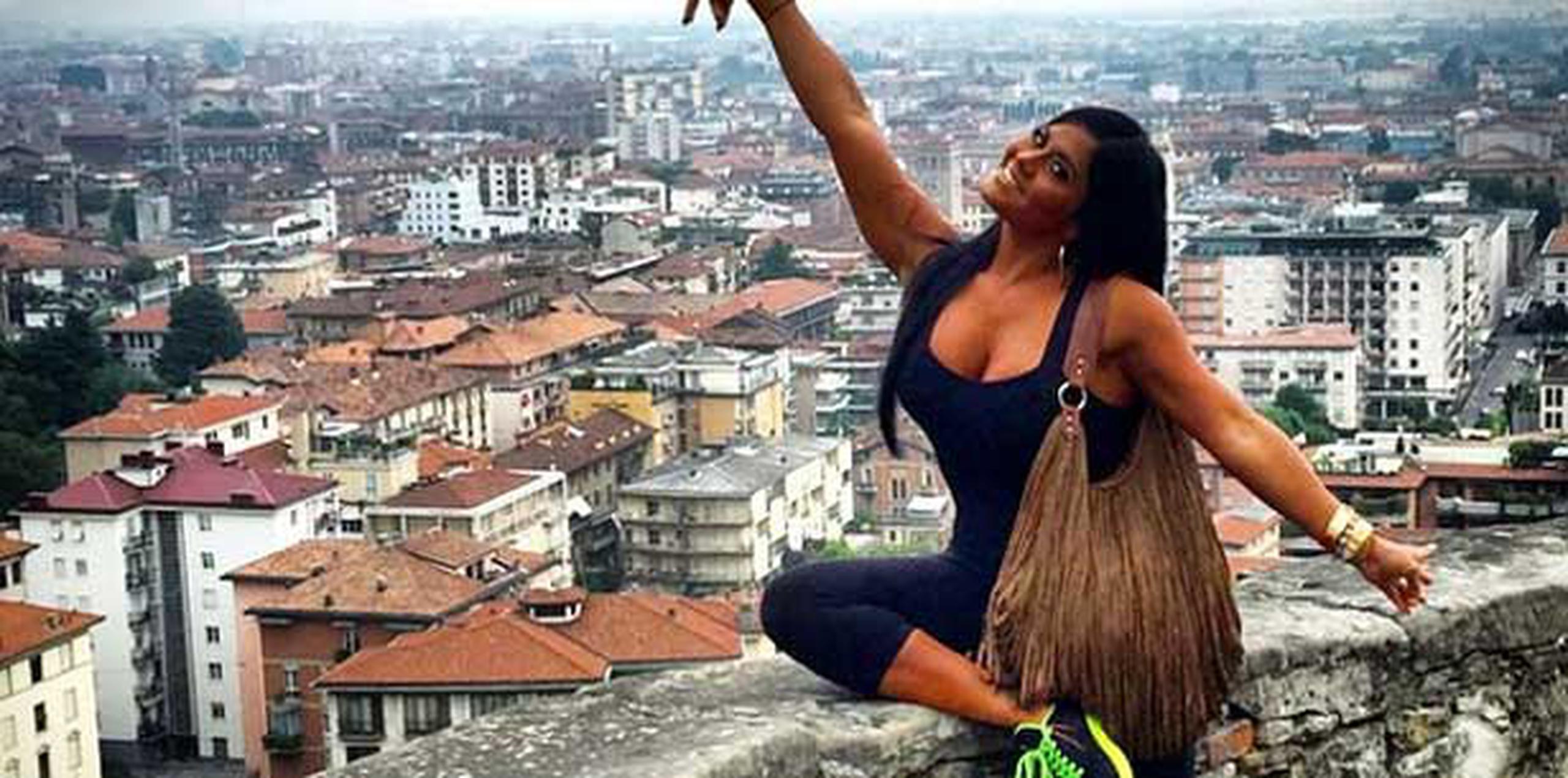 Durante los recorridos por Milán, Verona y Bergamo la boricua se bajó de sus “tacas” y se puso un calzado más cómodo.(Instagram)