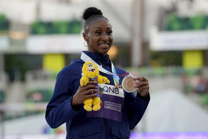La medallista de bronce del Mundial de Atletismo debutó en ese escenario ganando esa medalla. Y aunque aspiraba al oro y al récord mundial, esa presea la ganó una nueva protagonista en el evento.
