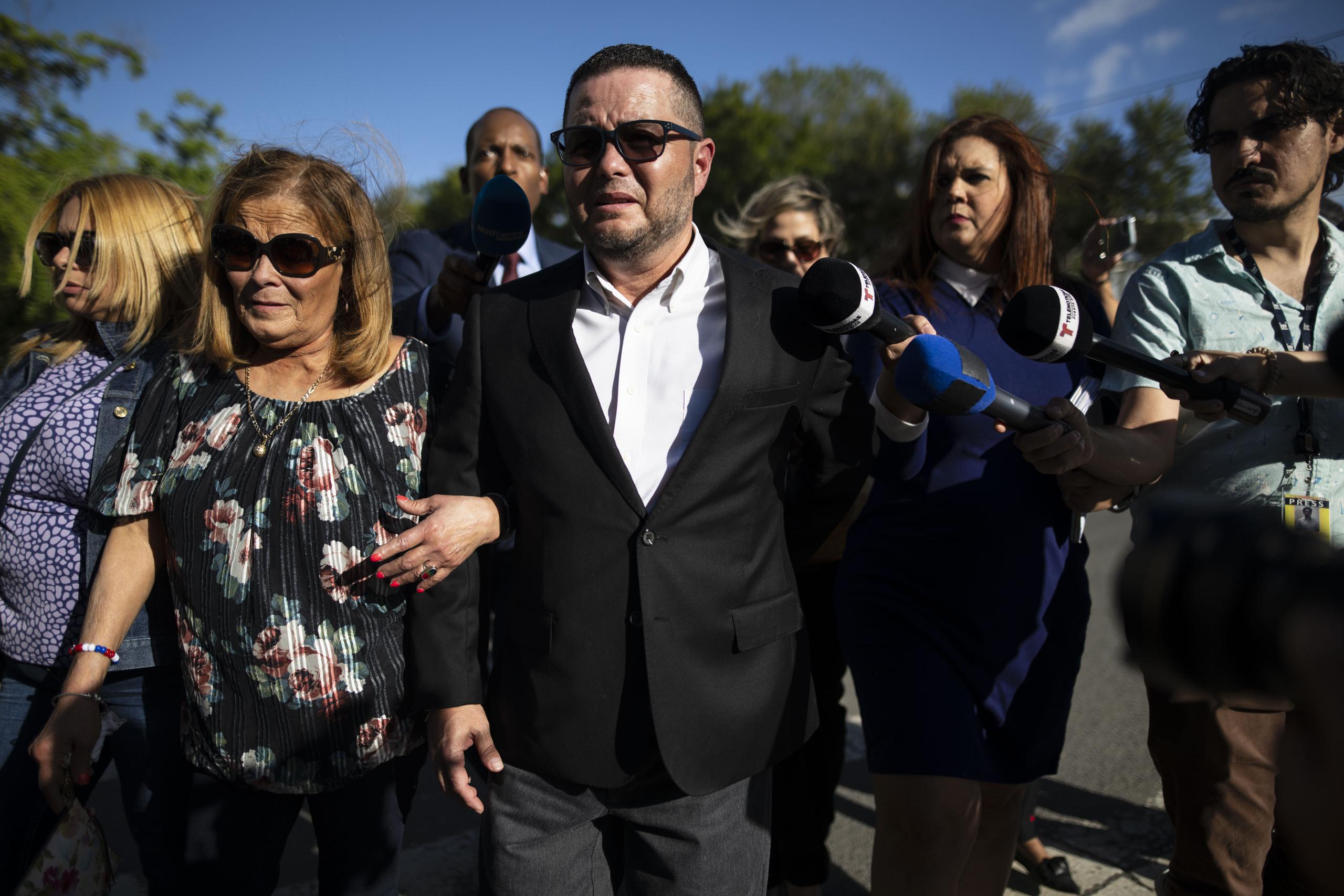 Con un lento caminar, Pérez Otero salió del tribunal federal rodeado de un séquito compuesto por familiares y abogados.

