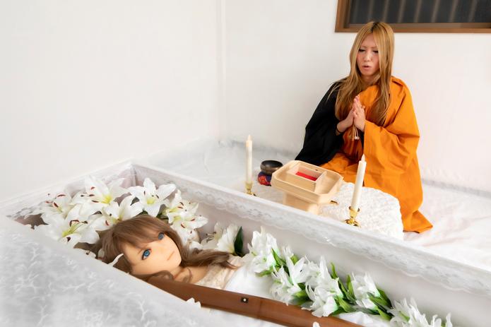 Las ceremonias tienen lugar en Higashiosaka -aunque no descartan ampliar a otras ciudades si encuentran "socios responsables"- y están oficiadas por la monja budista y actriz porno Rei Kato. (EFE)
