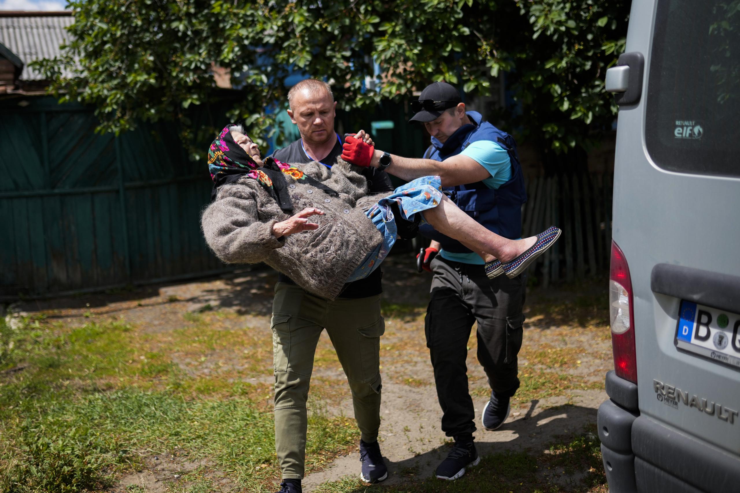 Los voluntarios se apuran a evacuar a tantos civiles como sea posible, especialmente las personas mayores y con problemas de movilidad, mientras las fuerzas rusas avanzan en la región de Bakhmut.