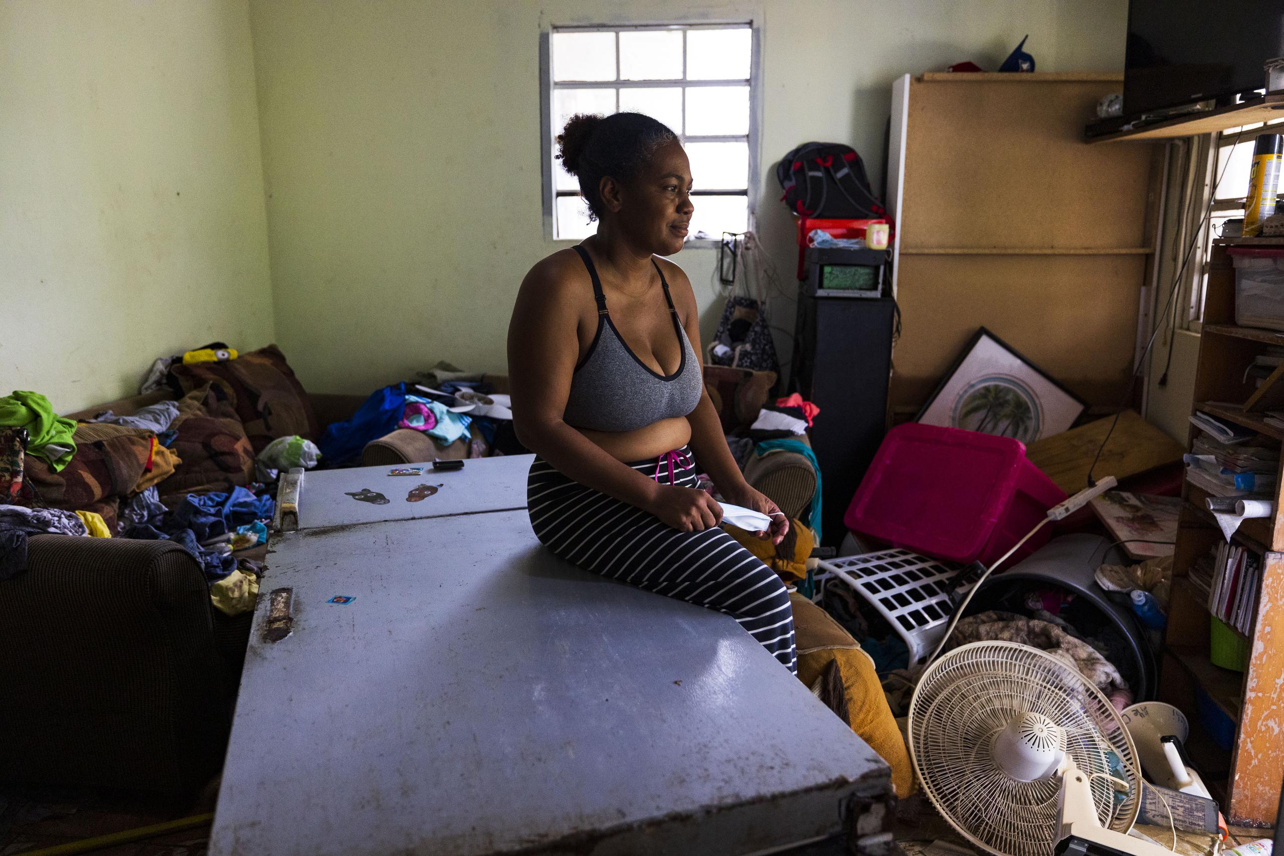 “Llegar así y verla destruida es demasiado fuerte”, dijo Belkys Germán Gálvez, madre de dos niñas de 13 y 10 años y la encargada de cuidar un nieto de tres añitos, luego que sufriera un impacto grave en su hogar por el huracán Fiona.
