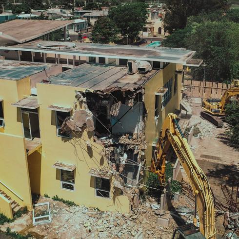 FOTOS: Impactante demolición de la alcaldía de Guánica