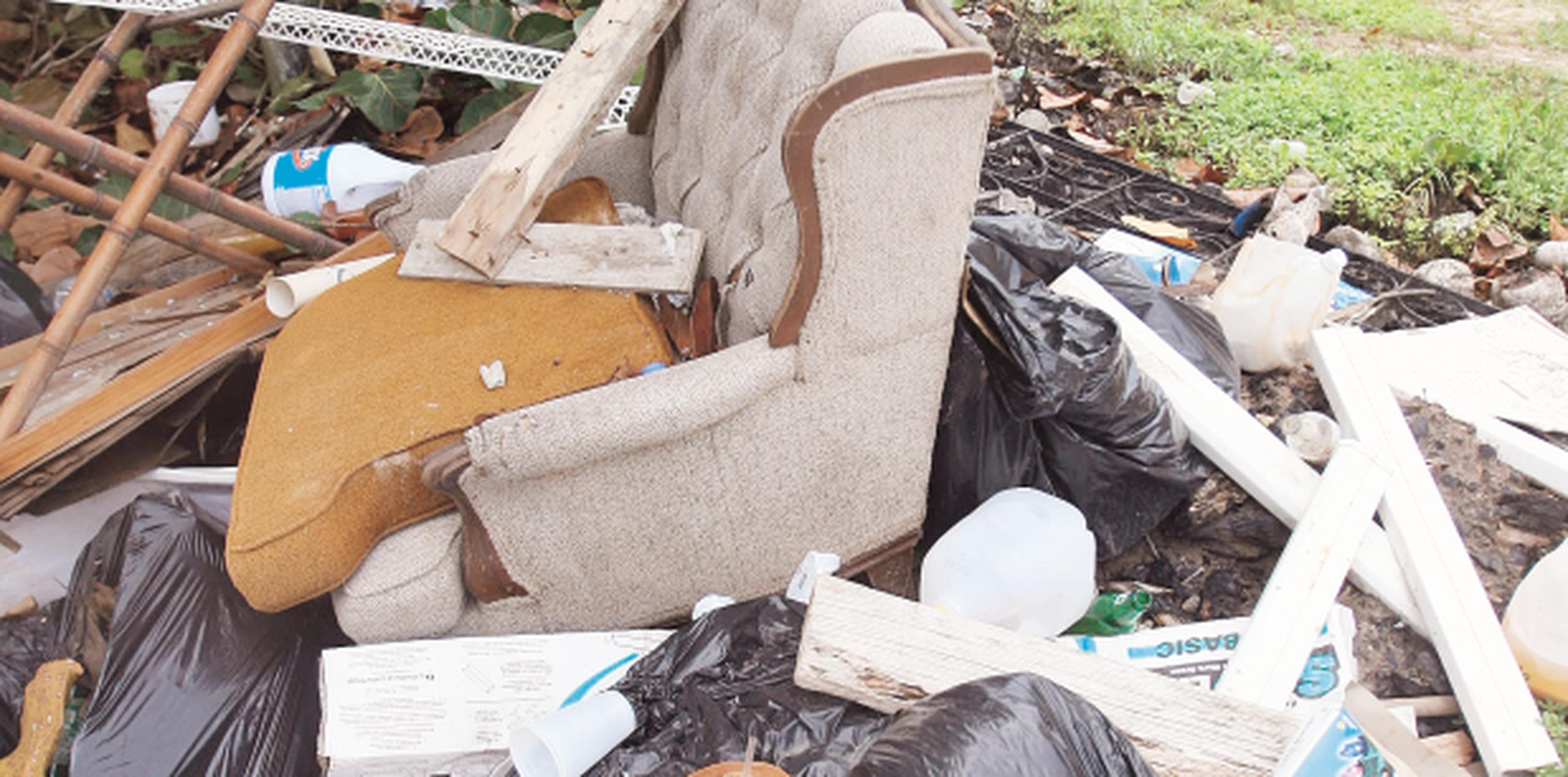 El municipio contrató la compañía ARB para que preste el servicio de recoger la basura acumulada, pero no ha resuelto la deuda que mantiene con Consolidated Waste Services. (Archivo)