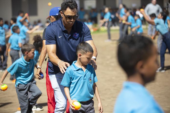 Roberto Alomar, quien es enlace para Puerto Rico de la oficina del Comisionado de MLB, Rob Manfred, se ha mantenido activo por años en programas de desarrollo de niños y de prospectos de Puerto Rico.