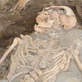 Descubren restos humanos junto a figuras mitológicas