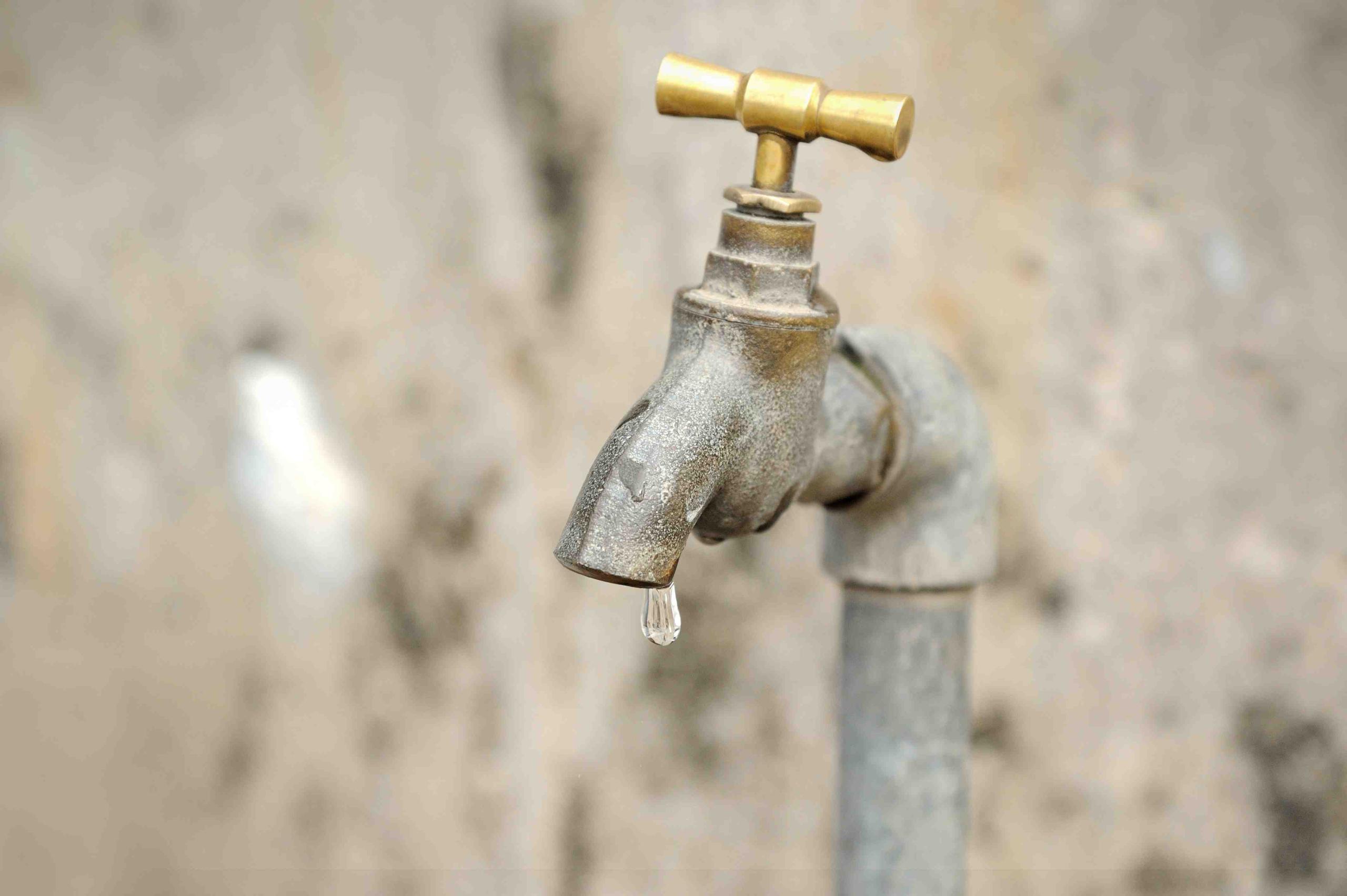 Antes de su consumo, el agua debe ser filtrada con un paño para eliminar cualquier partícula presente. (Shutterstock.com)