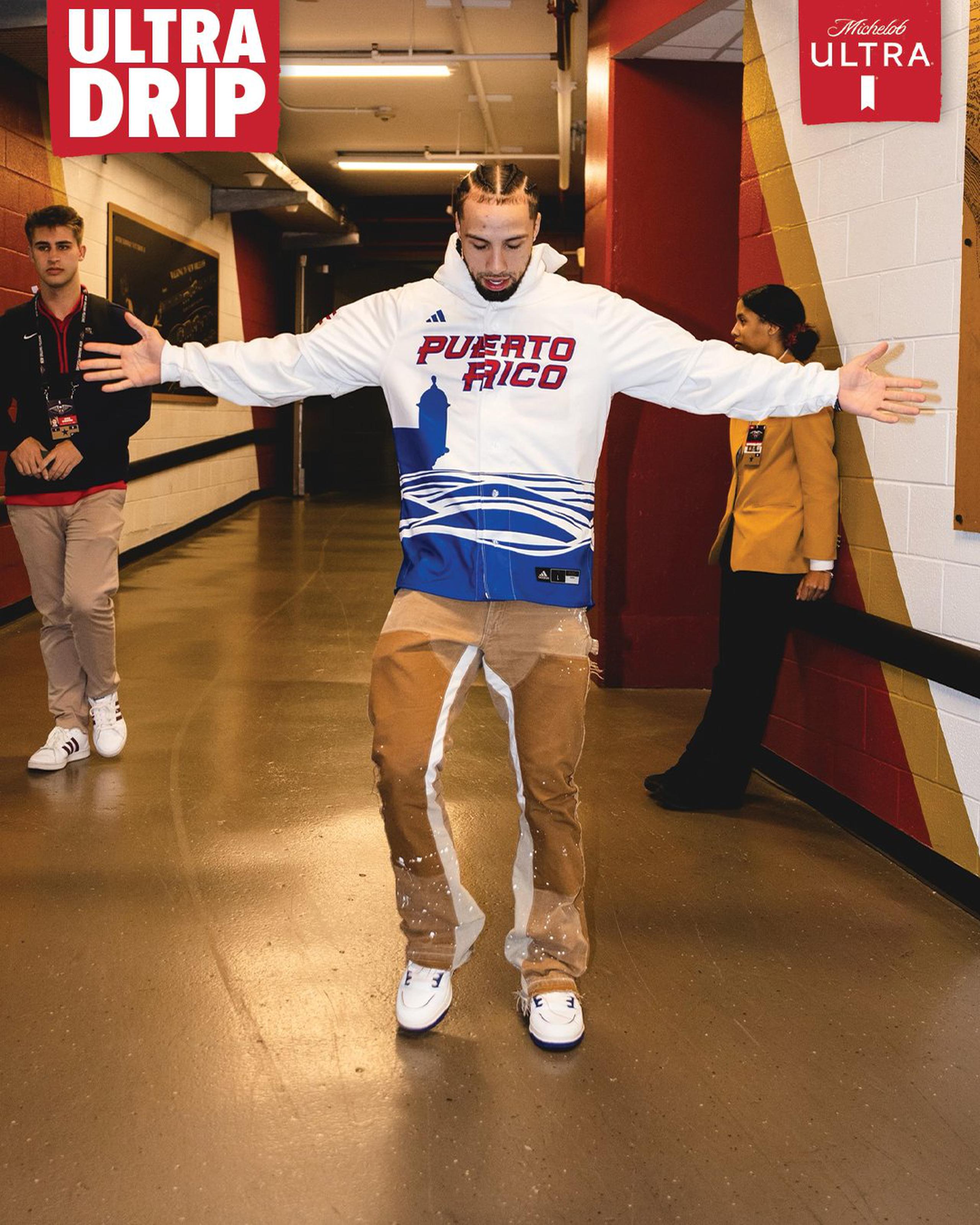 El armador de los Pelicans de Nueva Orleans, José Alvarado, llegó con la camisa de Puerto Rico al partido del martes de su equipo ante los Lakers.