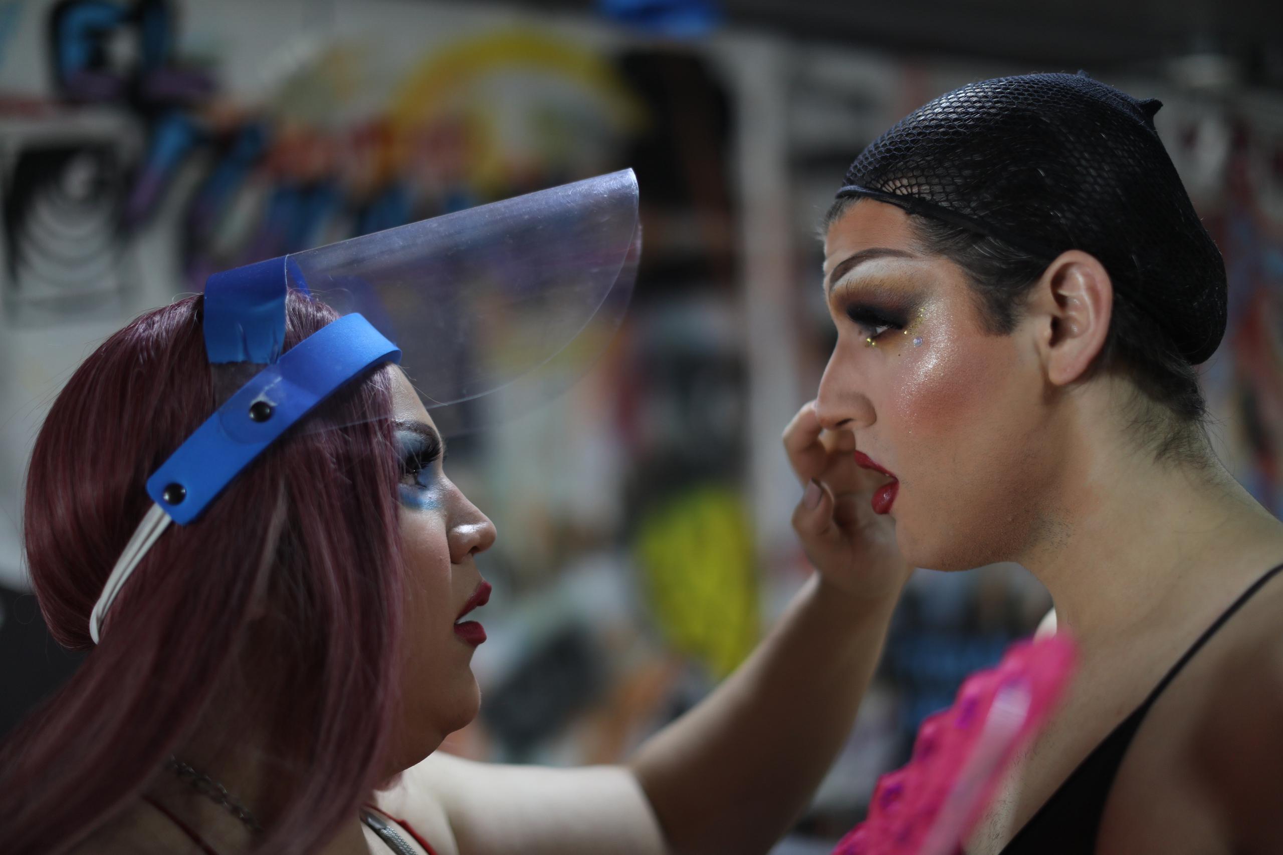 Ronda Di (d), acompañada de su compañera Dani (i), atienden a comensales durante una jornada laboral, el 23 de julio de 2020, en el Bar Tijuana en Ciudad de México.