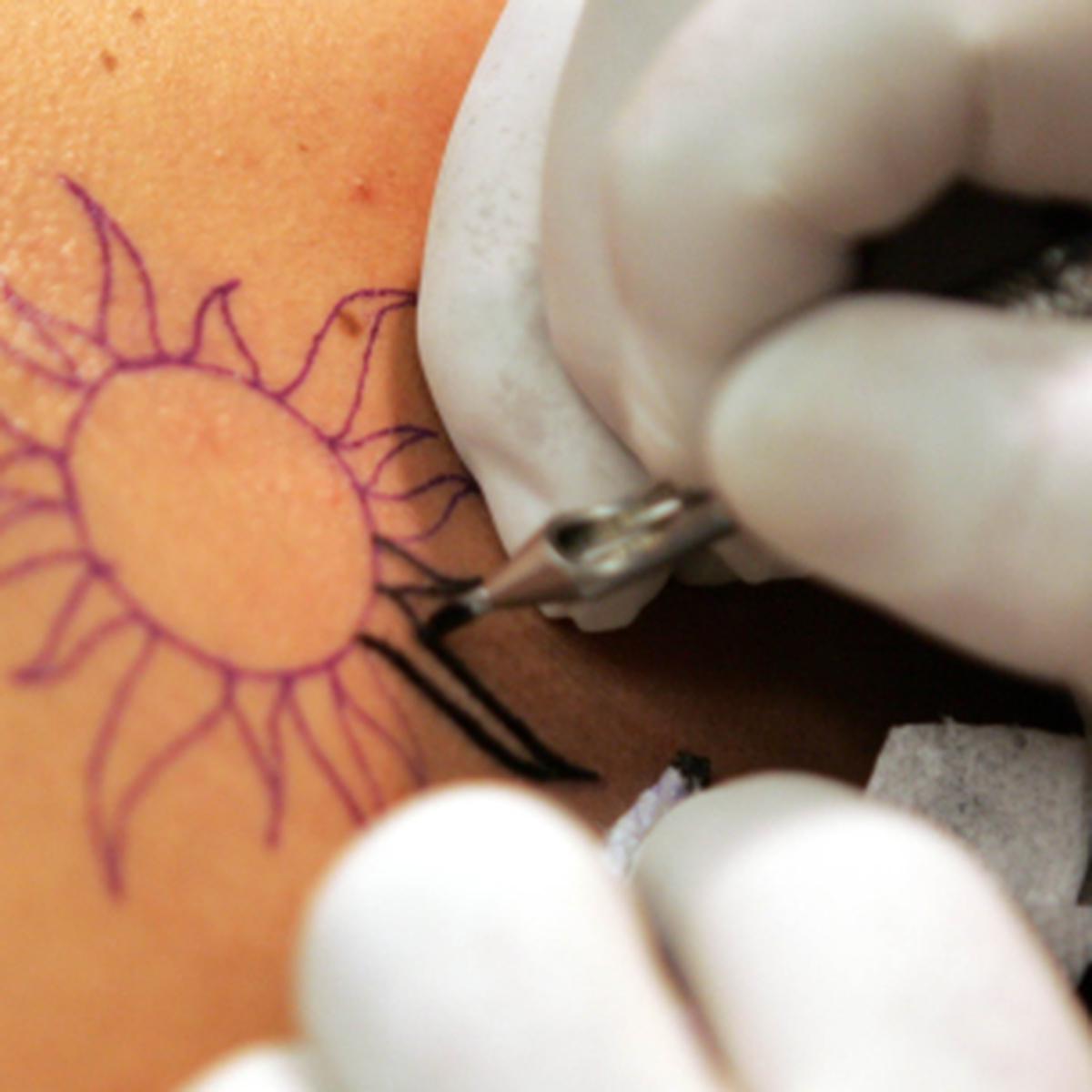 Mujeres con tatuajes en la espalda baja son más 