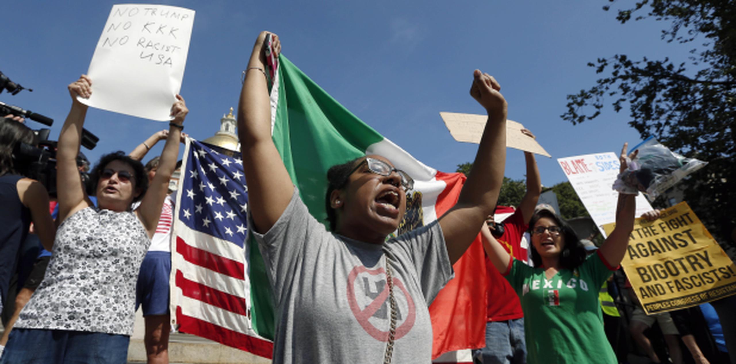 Manifestantes opositores cantan consignas durante una protesta en Boston en anticipación a la llamada manifestación “Manifestación pro Libertad de Expresión” organizada por grupos conservadores. (AP/Michael Dwyer)
