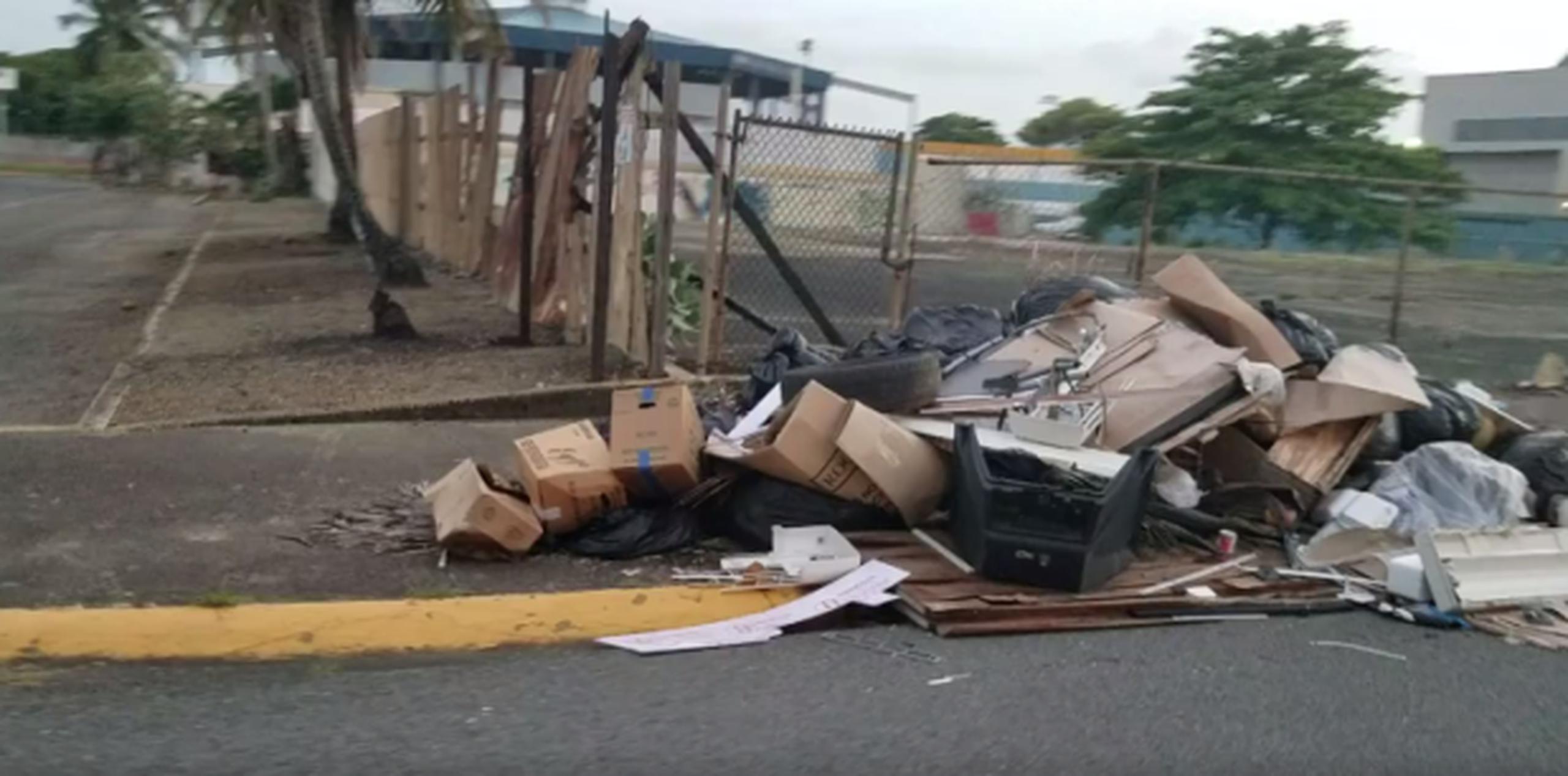 El alcalde “Betito” Márquez dijo que para poder recoger la basura en su municipio, con 80,000 habitantes, necesita 10 camiones. (Facebook / Angel M. Pineiro-Planas)