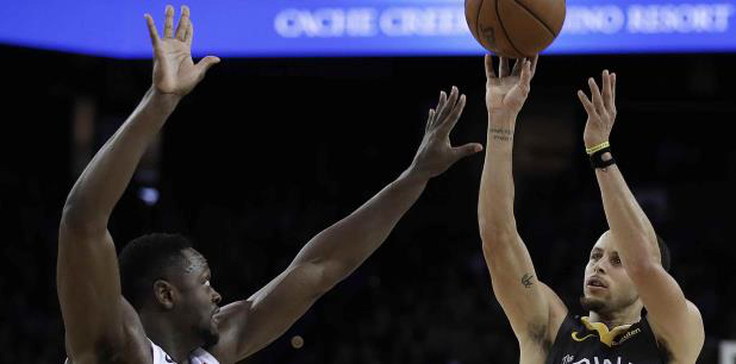 Stephen Curry anotó 41 puntos, incluyendo nueve triples, para guiar a los Warriors a  un triunfo sobre los Pelicans. (AP)