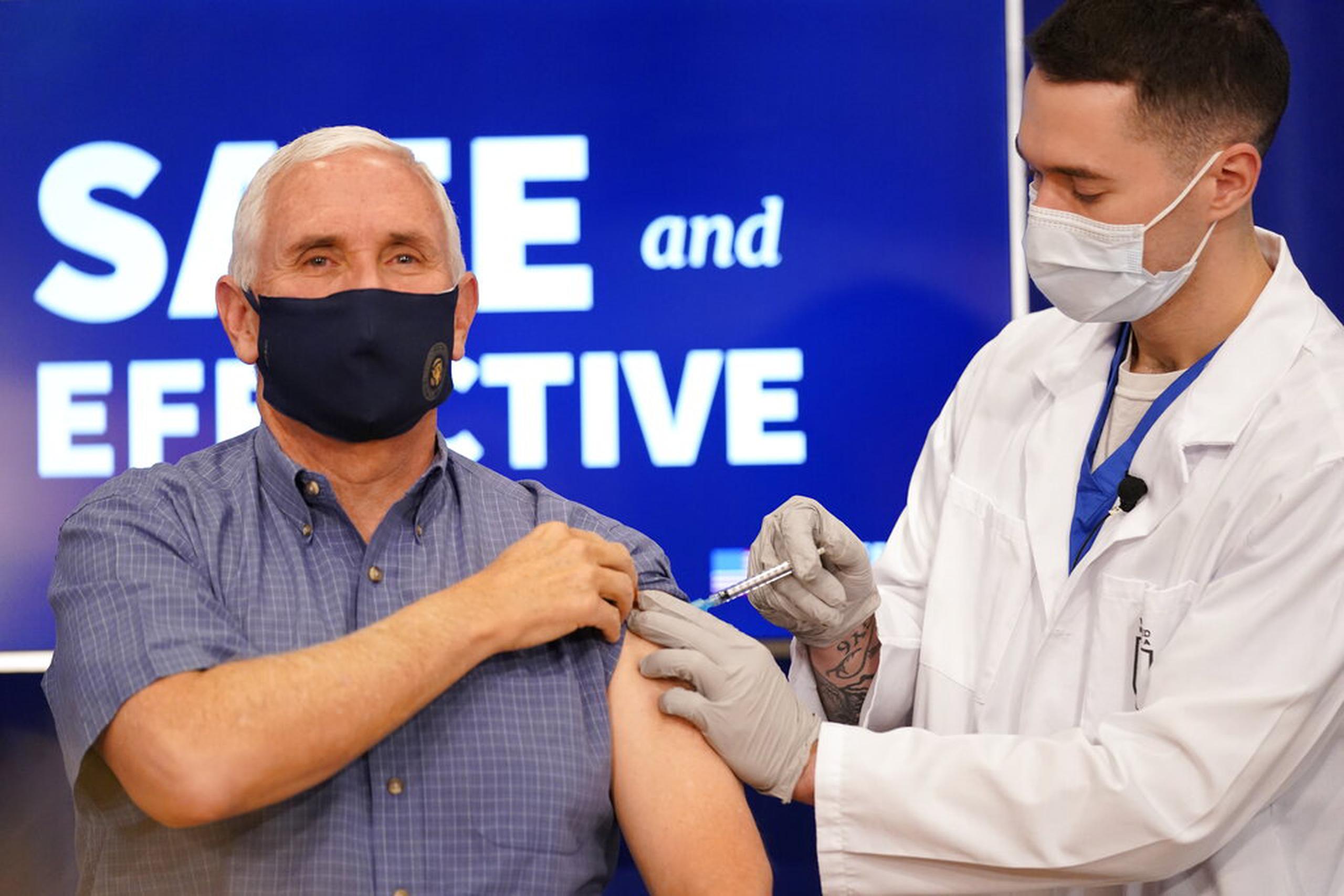 Momento que el vicepresidente Mike Pence recibe la inyección de la vacuna Pfizer-BioNTech.