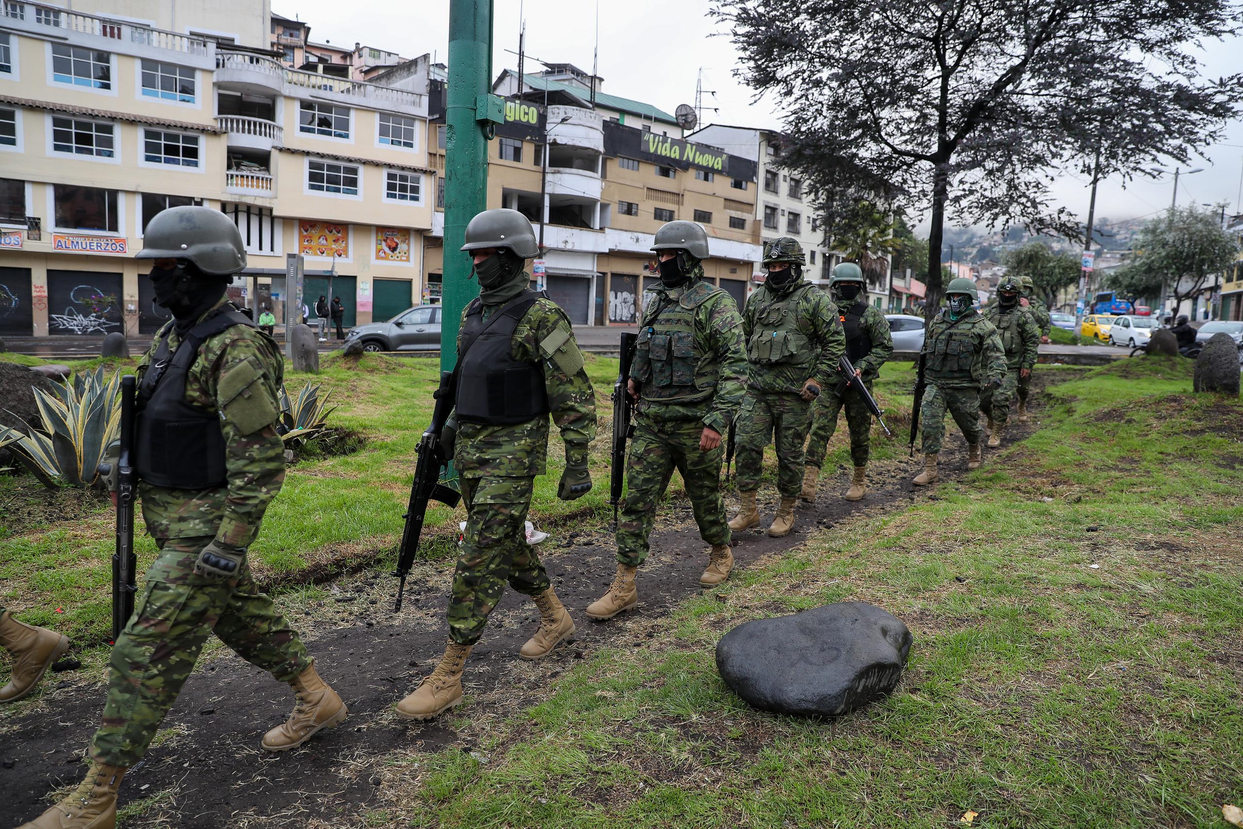 Militares participan en un operativo de control ayer, en Quito, en Ecuador. (EFE/ José Jácome)