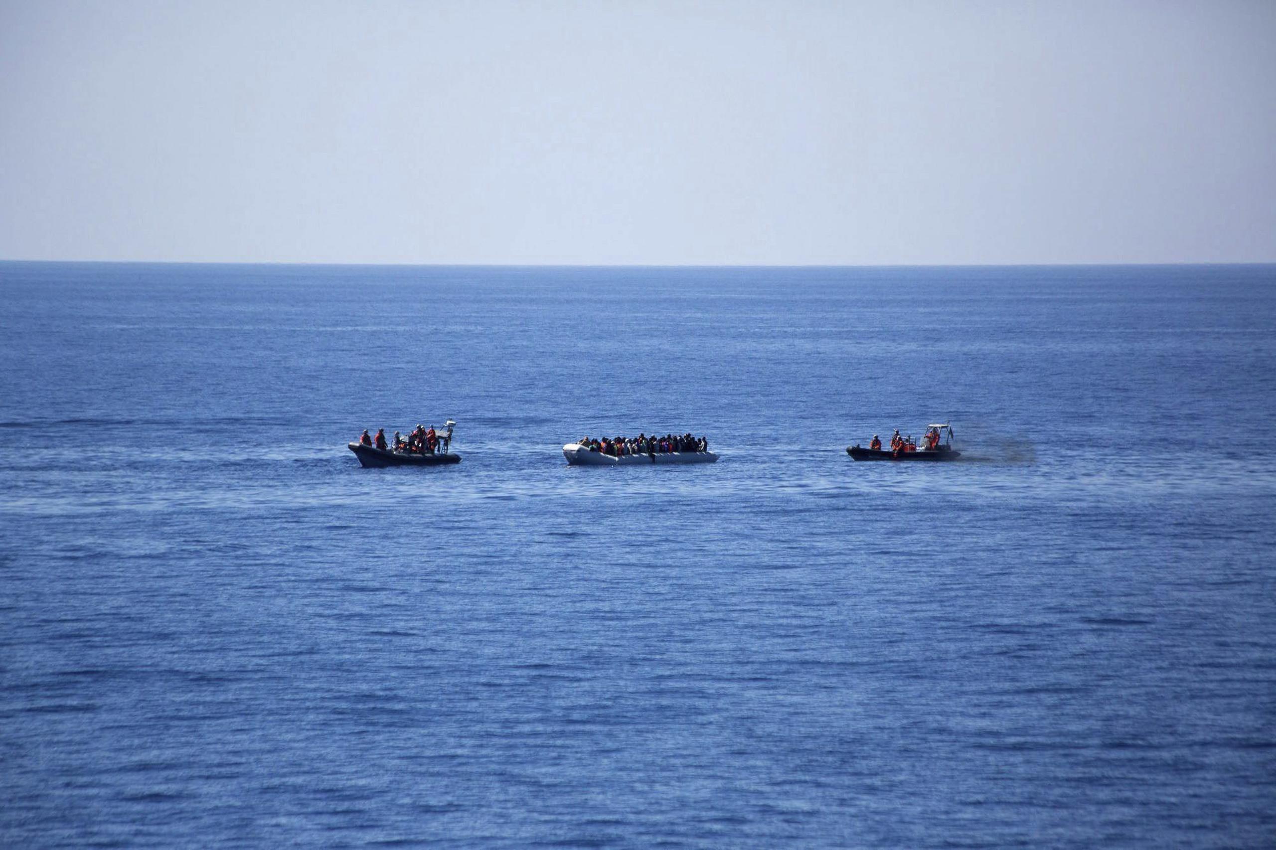 Cientos de inmigrantes que embarcan en los llamados "buques chatarra", cargados muy por encima de su capacidad, han muerto ahoagdos en el mar. (EFE/Sascha Jonack)