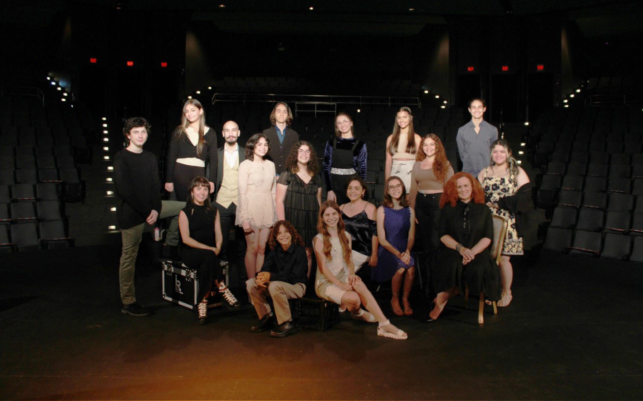 Elenco de la obra "Little Women", el cual incluye estudiantes y egresados de CeDin, así como a la cantante Michelle Brava.