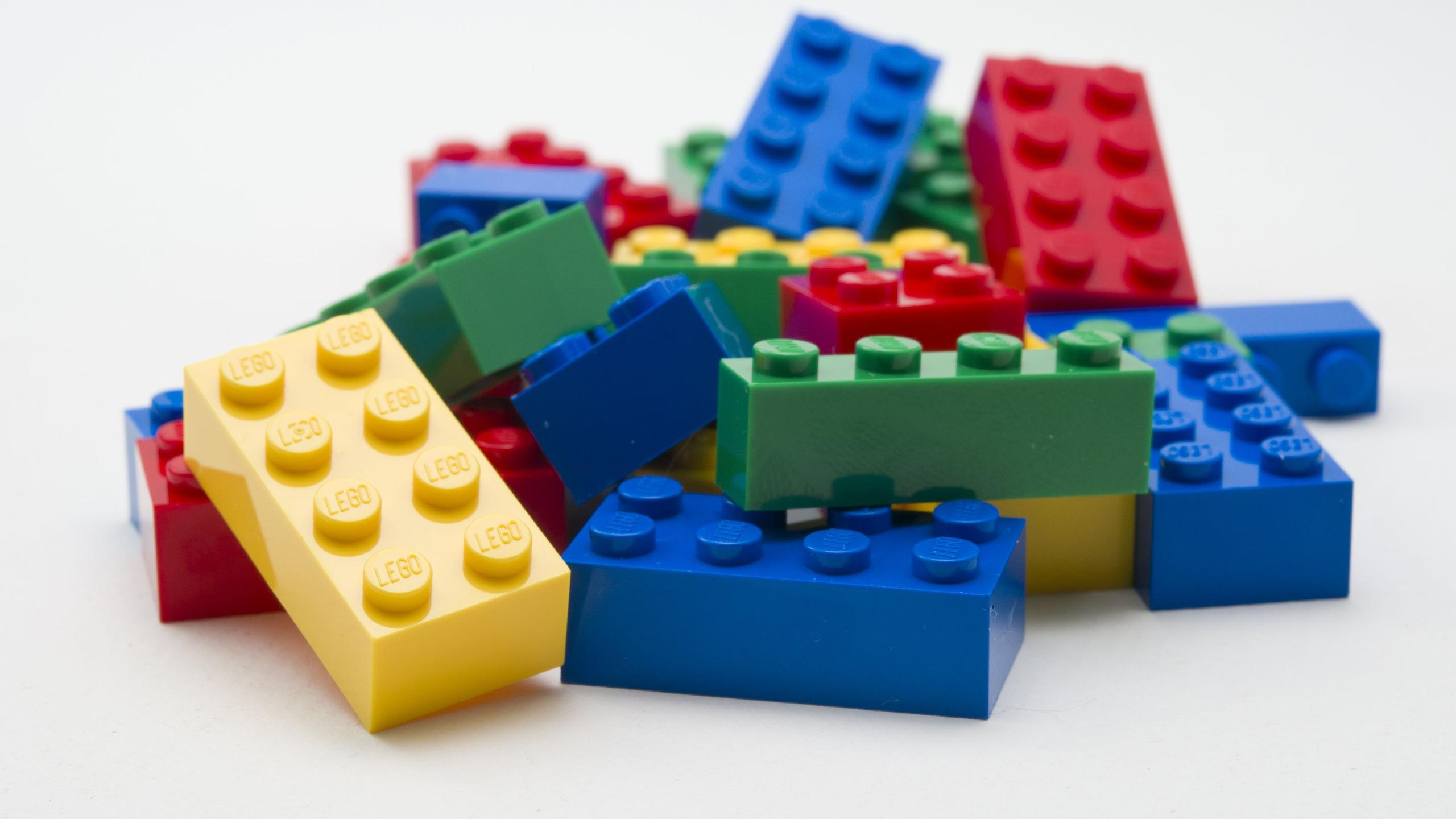 En el caso de LEGO, este famoso juego de construcción es un acrónimo de la palabra danesa ‘leg godt’, que en español significa “juega bien”.