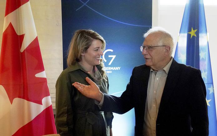 Melanie Joly, ministra de Exteriores de Canadá, y Josep Borrell, alto representante de Asuntos Exteriores de la UE, hablan durante una reunión bilateral en el marco de una cumbre de ministros de Exteriores del G7 en Weissenhaeuser Strand, Alemania, el 14 de mayo de 2022.