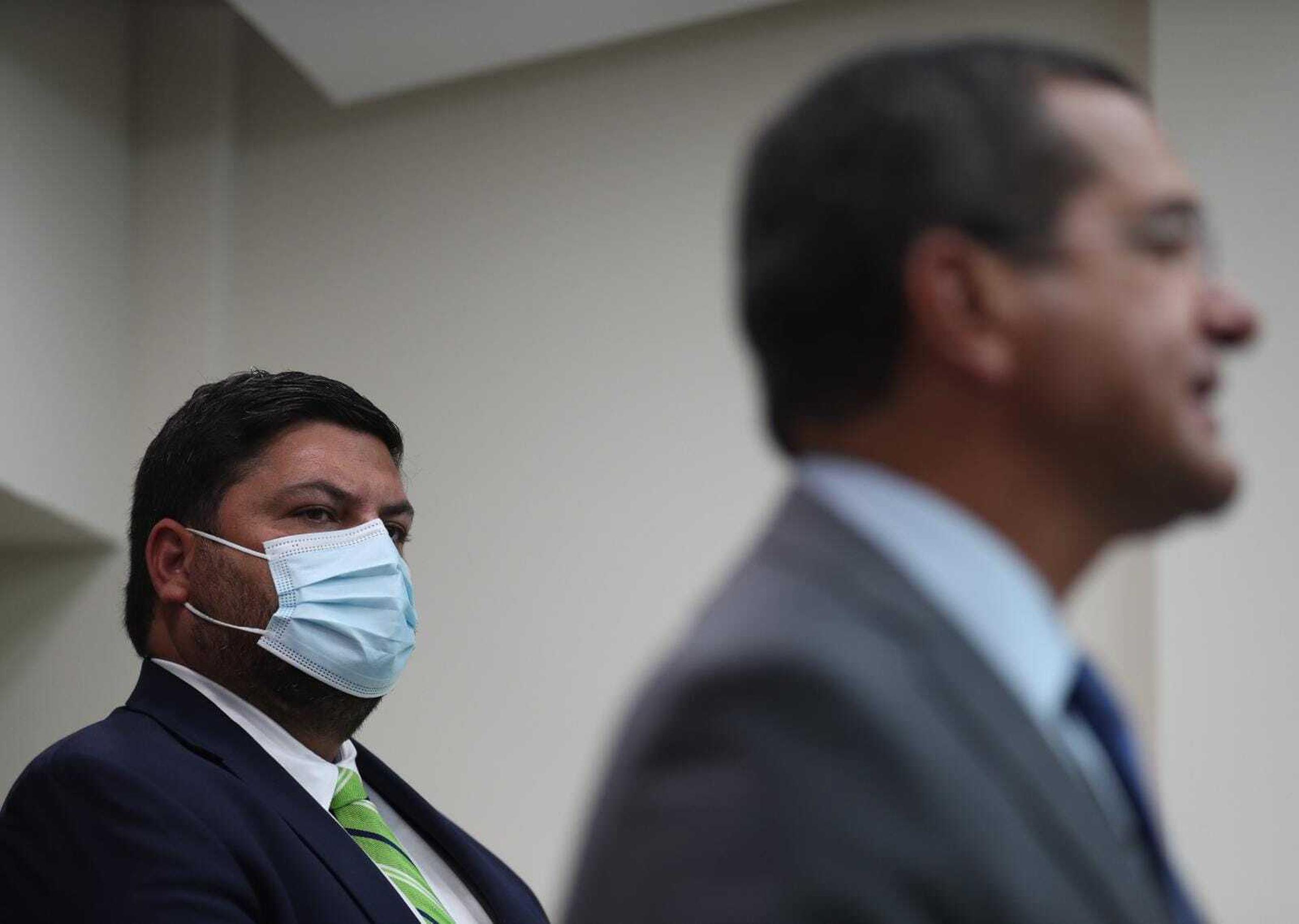 El secretario del Departamento de Salud, Carlos Mellado, durante una conferencia de prensa sobre el coronavirus junto al gobernador Pedro Pierluisi en La Fortaleza el 15 de noviembre de 2021.