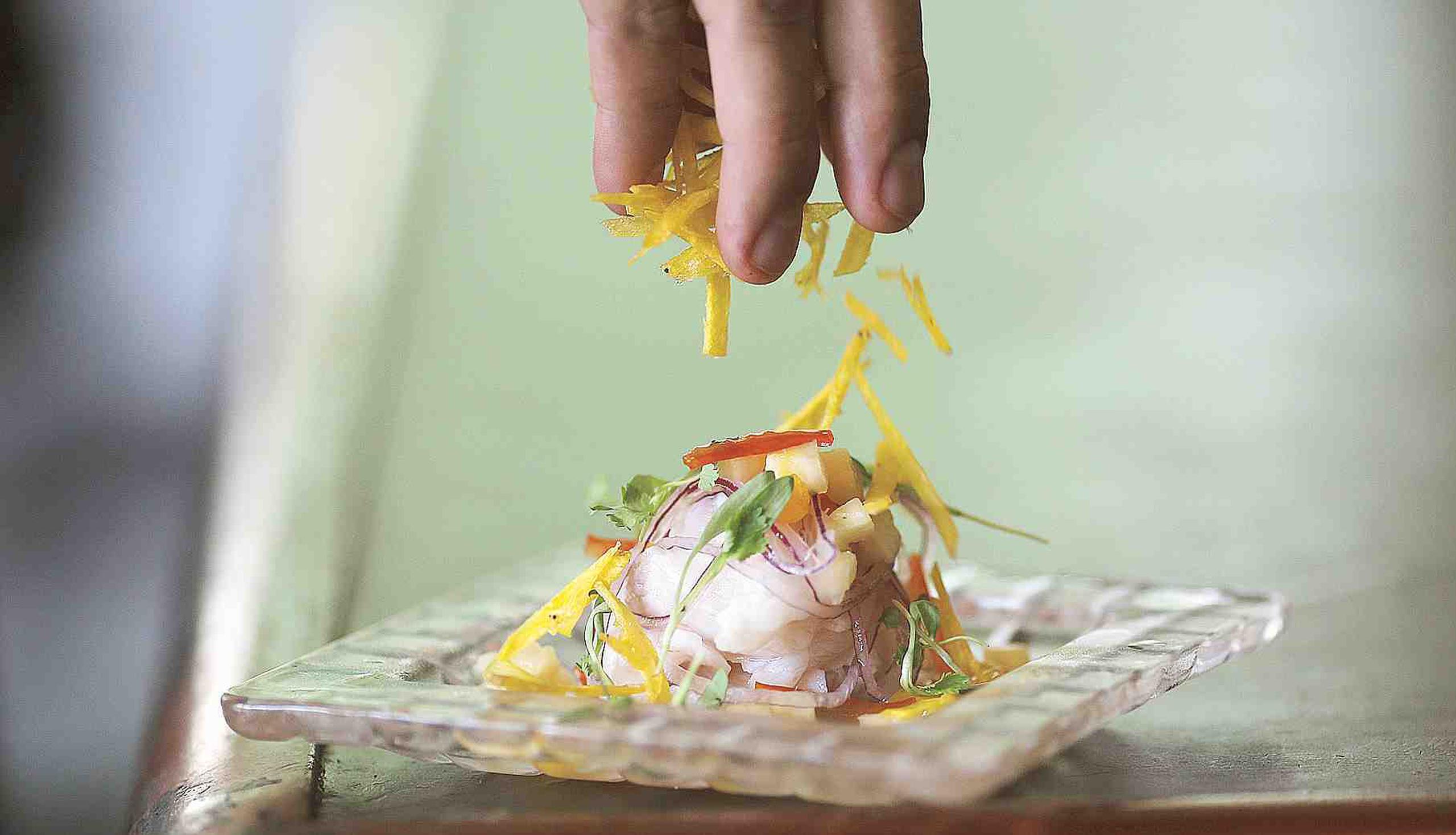 Plato de ceviche de robalo.