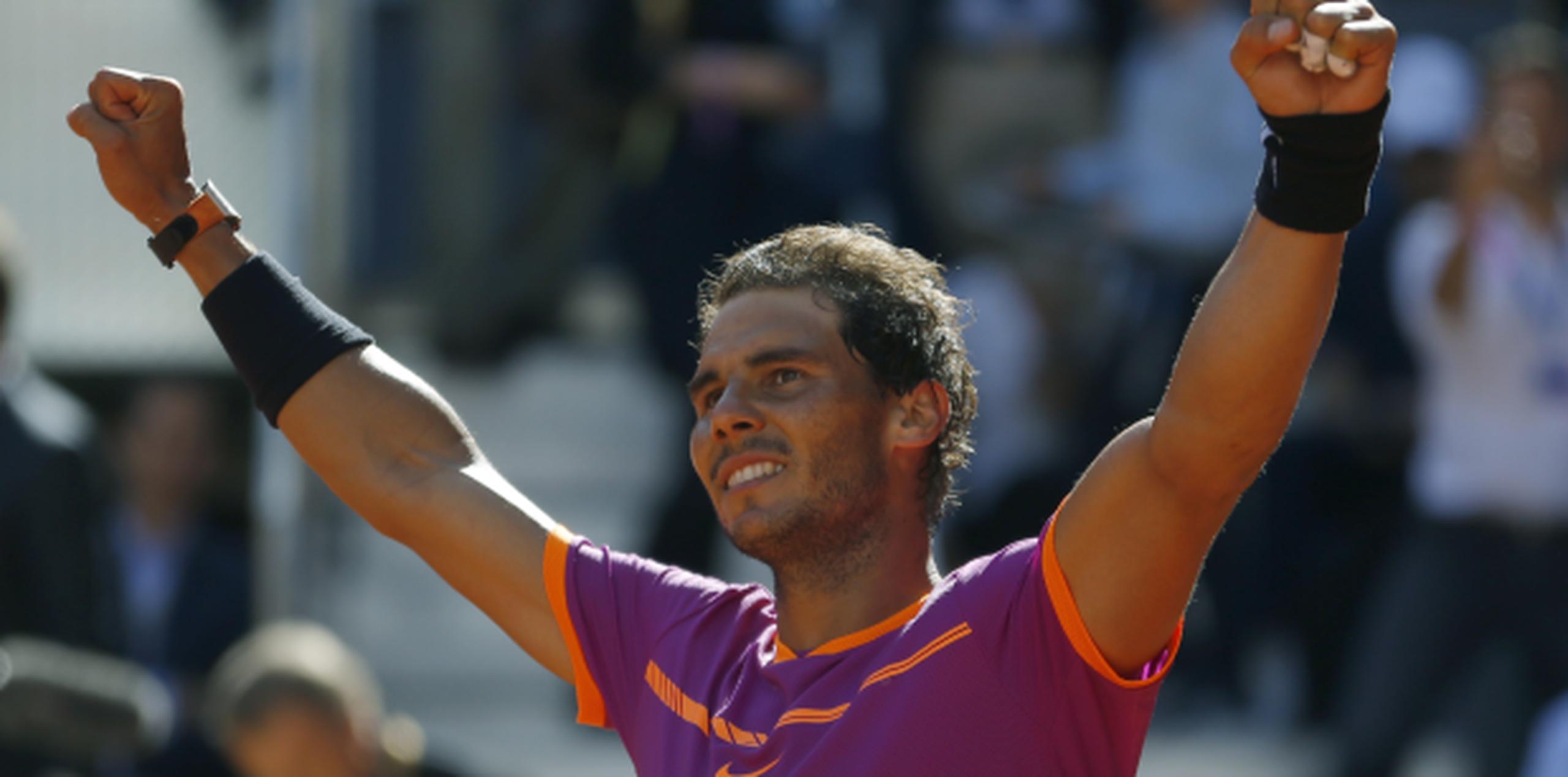 Rafael Nadal celebra tras vencer a Novak Djokovic en las seminifales del Abierto de Madrid. (AP/Francisco Seco)
