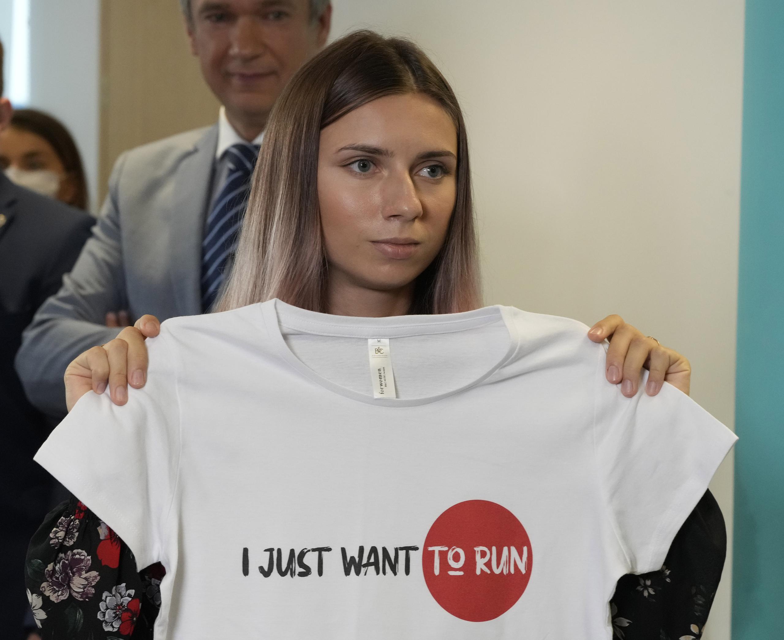 La velocista olímpica bielorrusa, Krystsina Tsimanouskaya, muestra una camisa con el mensaje 'solo quiero correr' después de la conferencia de prensa que ofreció en Varsovia, Polonia, tras su llegada al país gracias a una visa humanitaria.