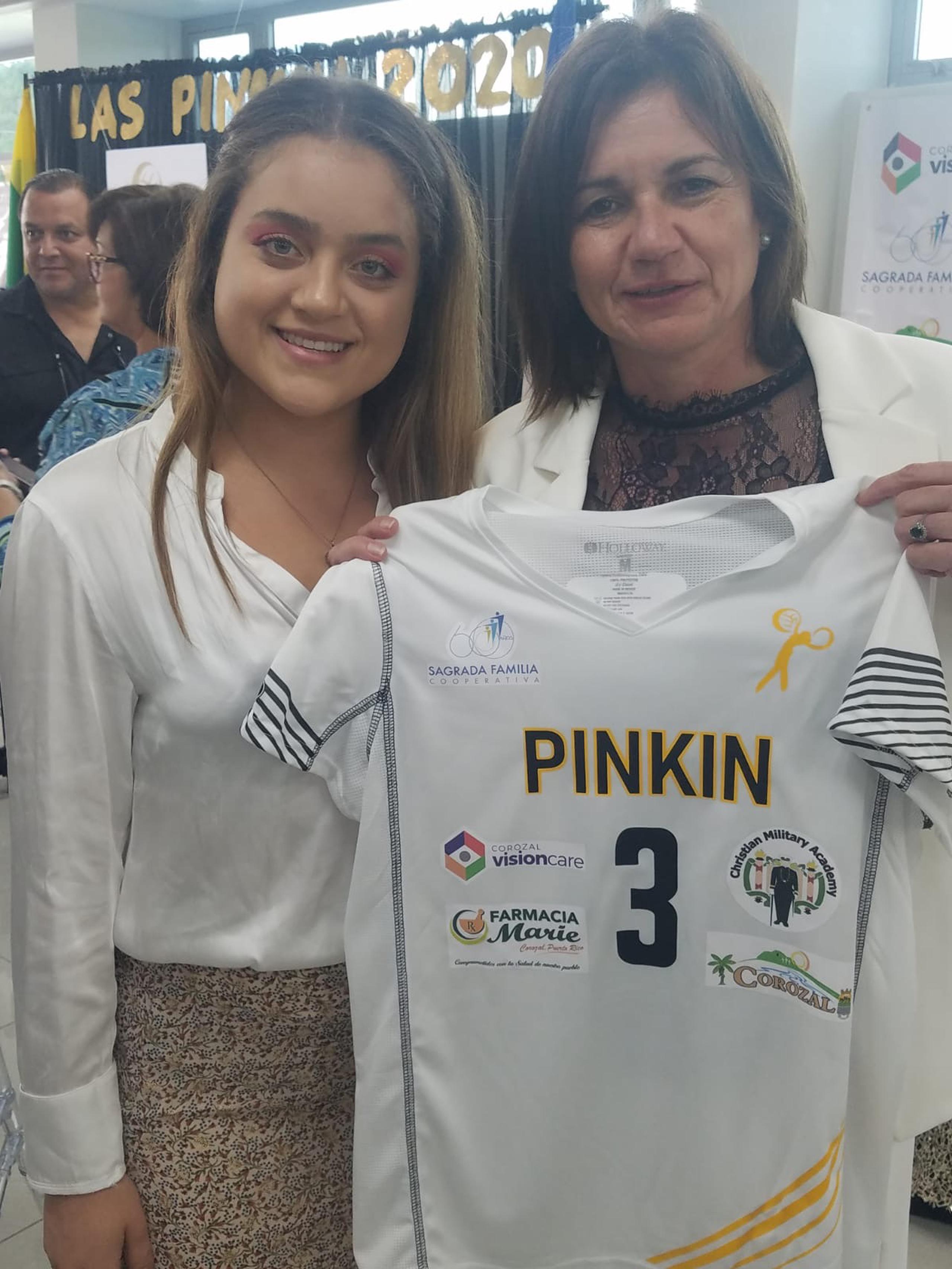 Las Pinkin de Corozal regresan a la Liga de Voleibol Superior Femenino en el torneo 2020, tras seis años de ausencia. En la foto, a la derecha, Lily Rojas, la exjugadora y apoderada del equipo en compañía de su hija y jugadora del equipo, Alexandra Rivera.