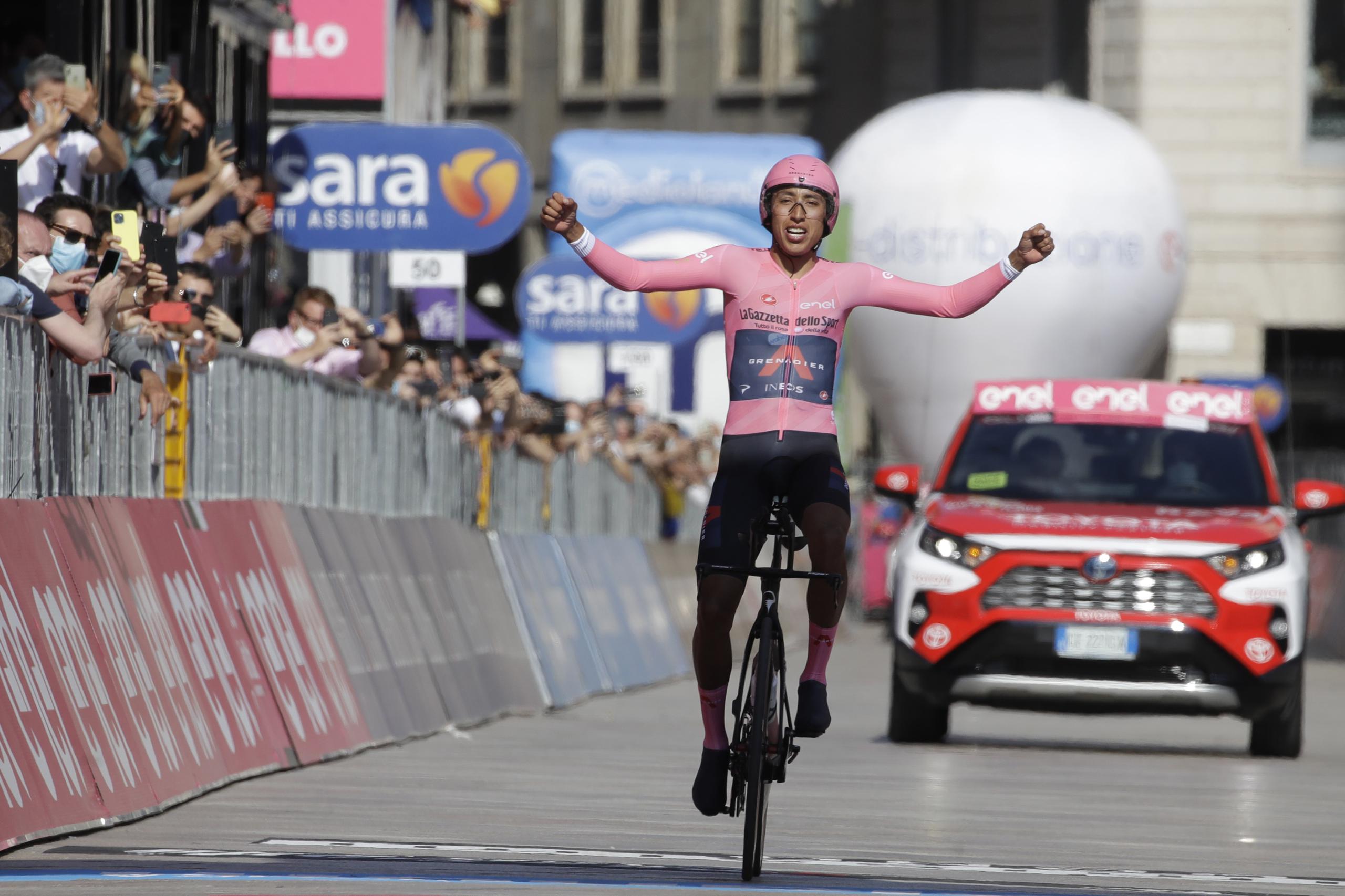 El colombiano Egan Bernal celebra mientras completa la última etapa para ganar el Giro de Italia.