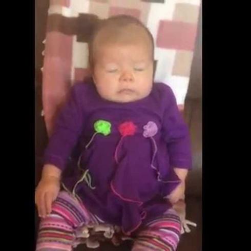 Mira cómo esta bebé pierde el balance después de estornudar