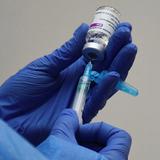 Dinamarca analiza suspender vacunación contra COVID