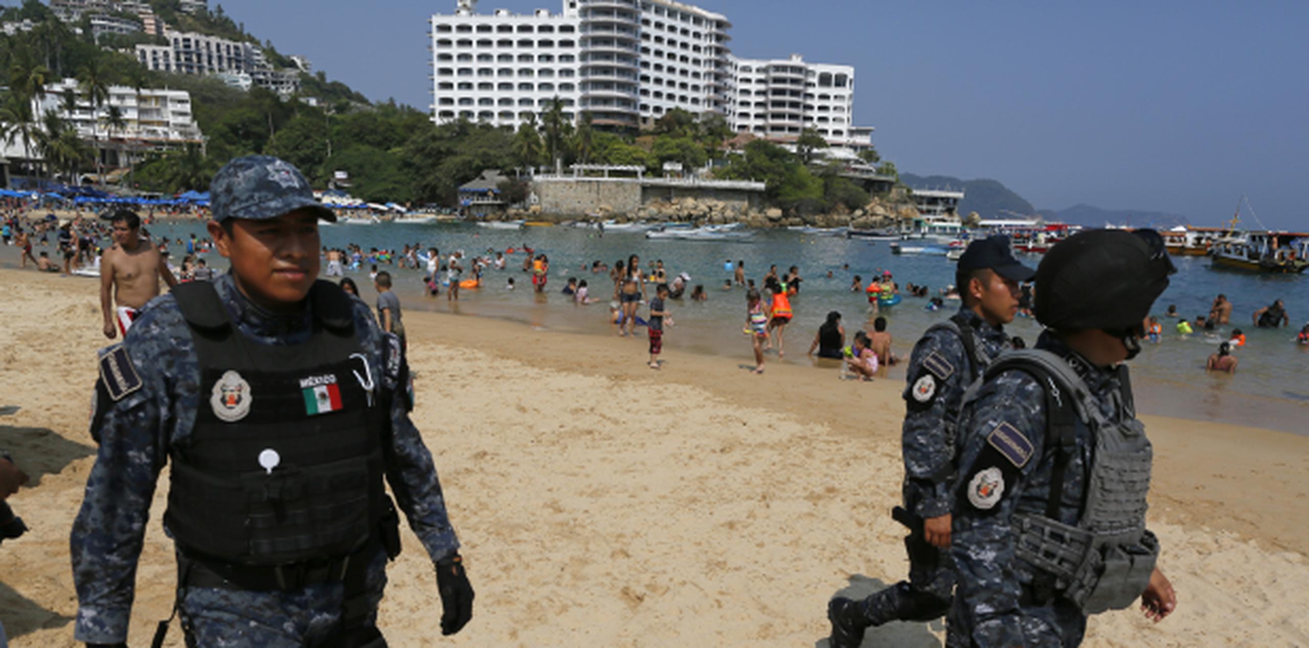 Policías patrullan una playa de Acapulco. (AP)