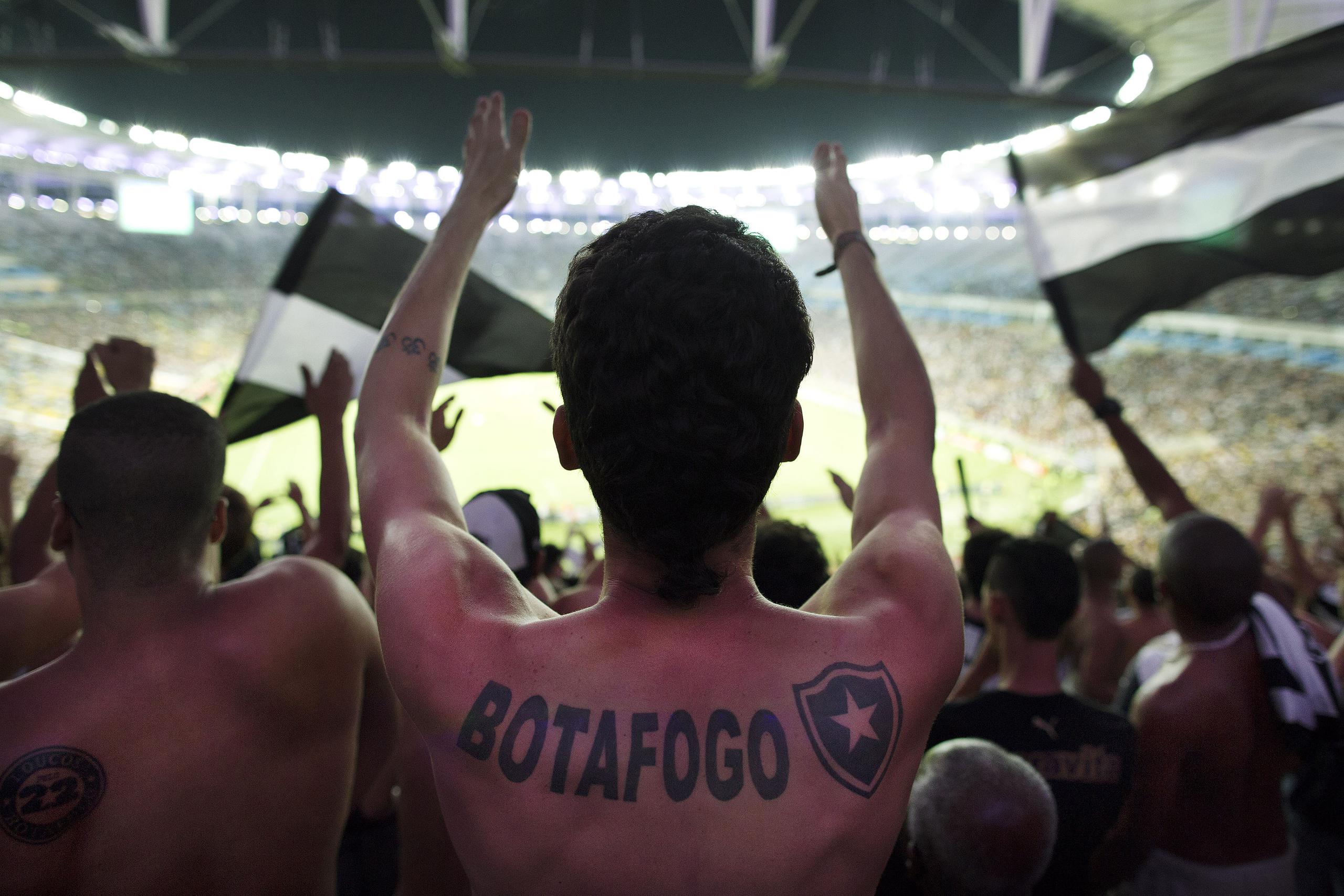 Hinchas de Botafogo apoyan a su equipo durante un partido.