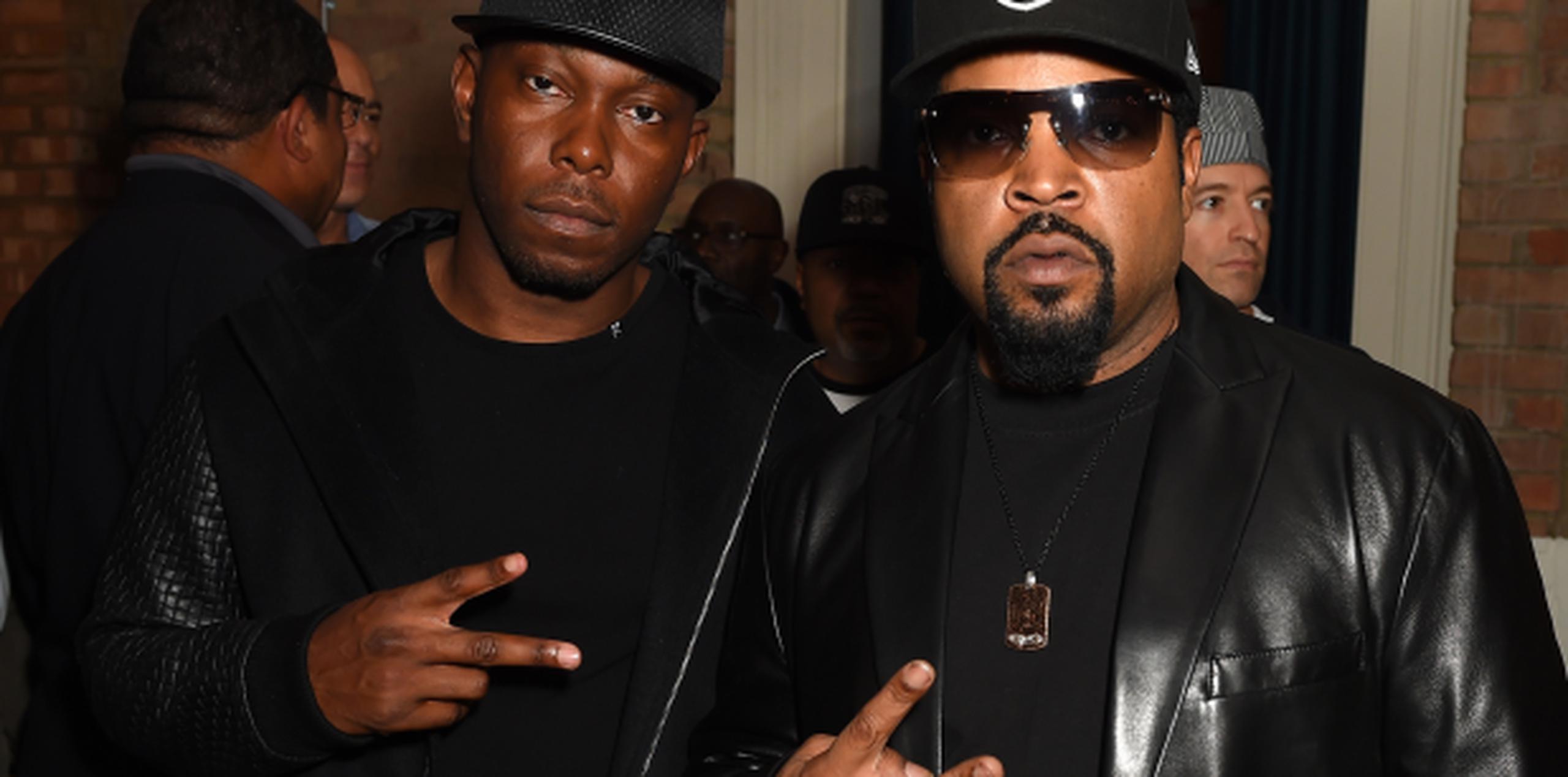 Dizzee Rascal e Ice Cube saludan al llegar esta semana a la premiere en Londres de la película  'Straight Outta Compton'. (AP)