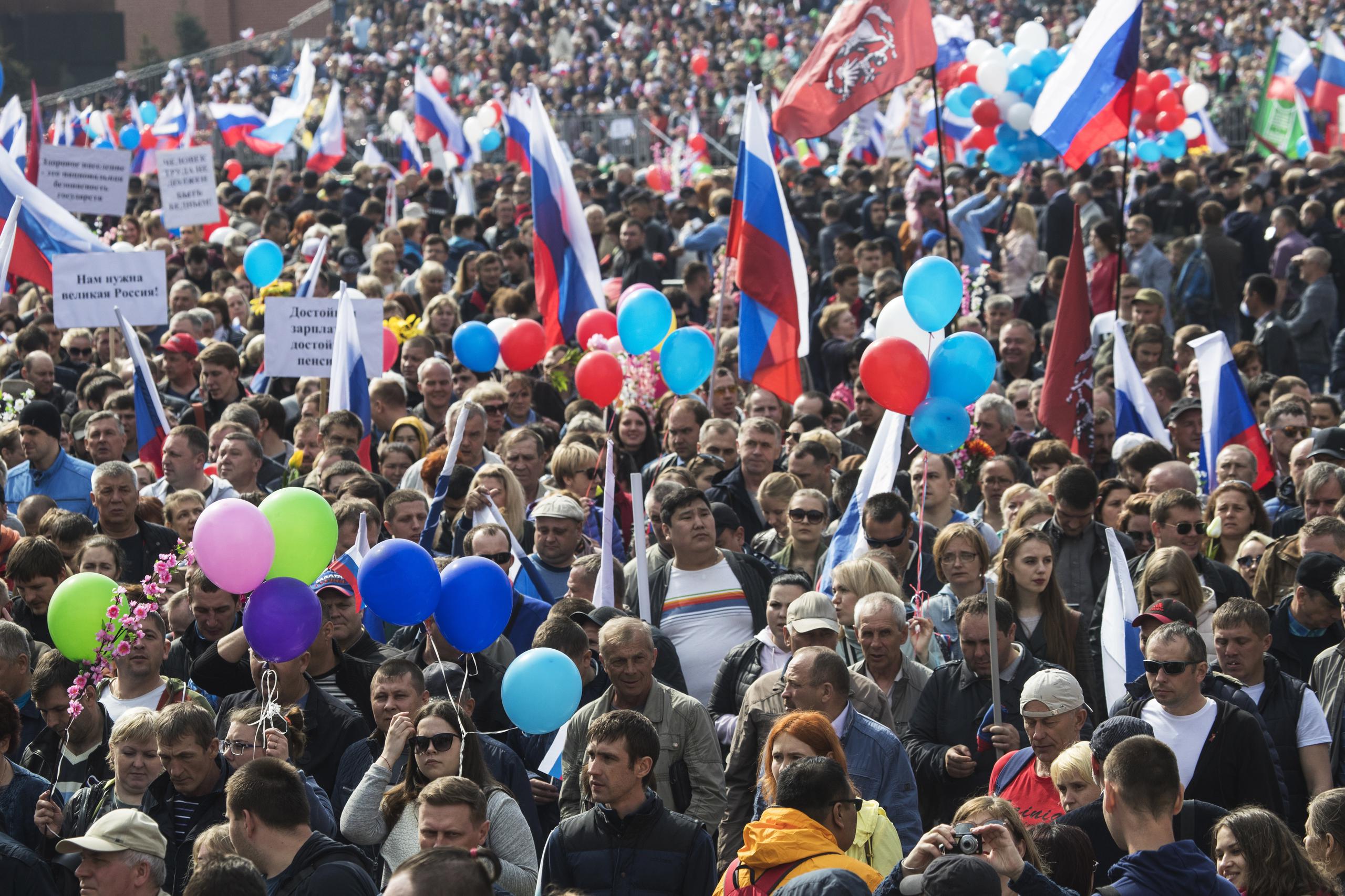 Banderas y hasta globos en la actividad de Rusia. (AP)