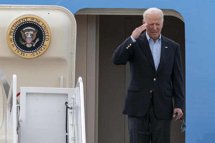 El presidente Joe Biden saluda mientras aborda el Air Force One en la Base de la Fuerza Aérea Andrews.