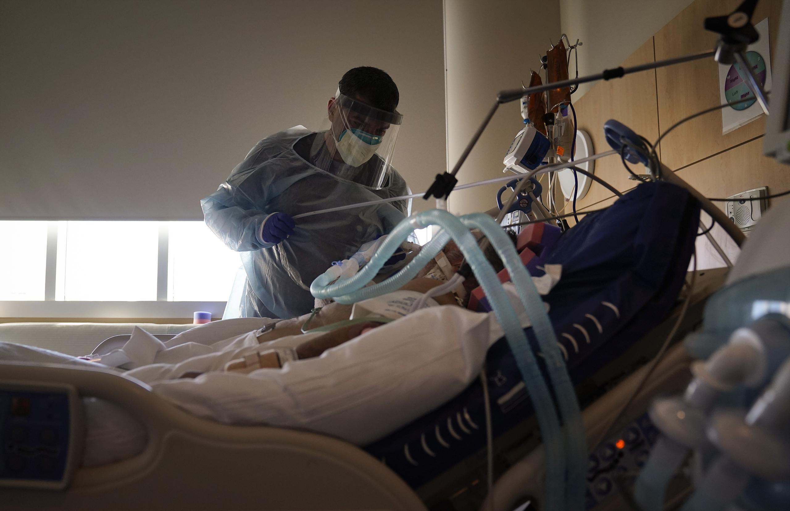 El doctor Mher Onanyan atiende a un enfermo de COVID-19 en el hospital Providence Holy Cross Medical Center en el barrio Mission Hills de Los Angeles, California.