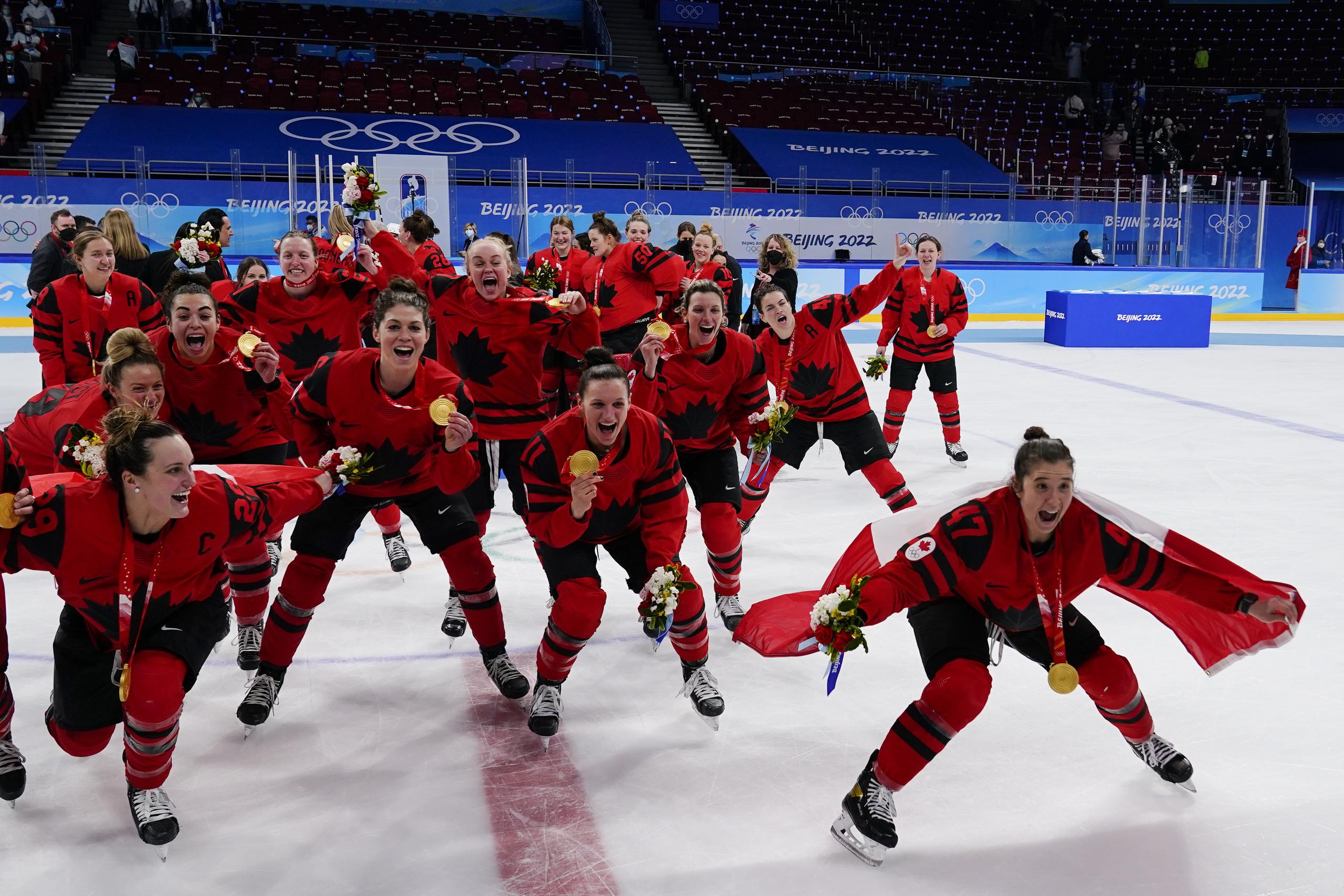 Las jugadoras canadienses celebran el oro al vencer a Estados Unidos por 3-2 el jueves en la madrugada.