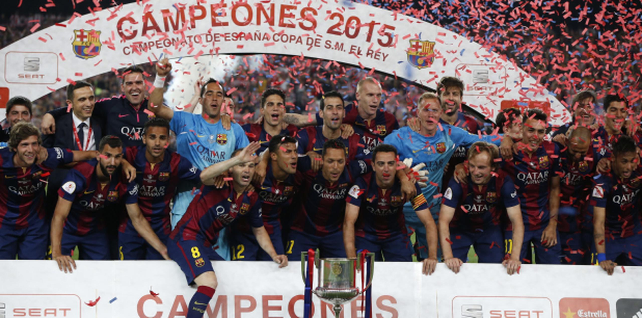 Los integrantes del Barcelona celebran por todo lo alto el título de la Copa del Rey, cetro copero número 27 en la historia del club. (EFE/Juan Carlos Hidalgo)
