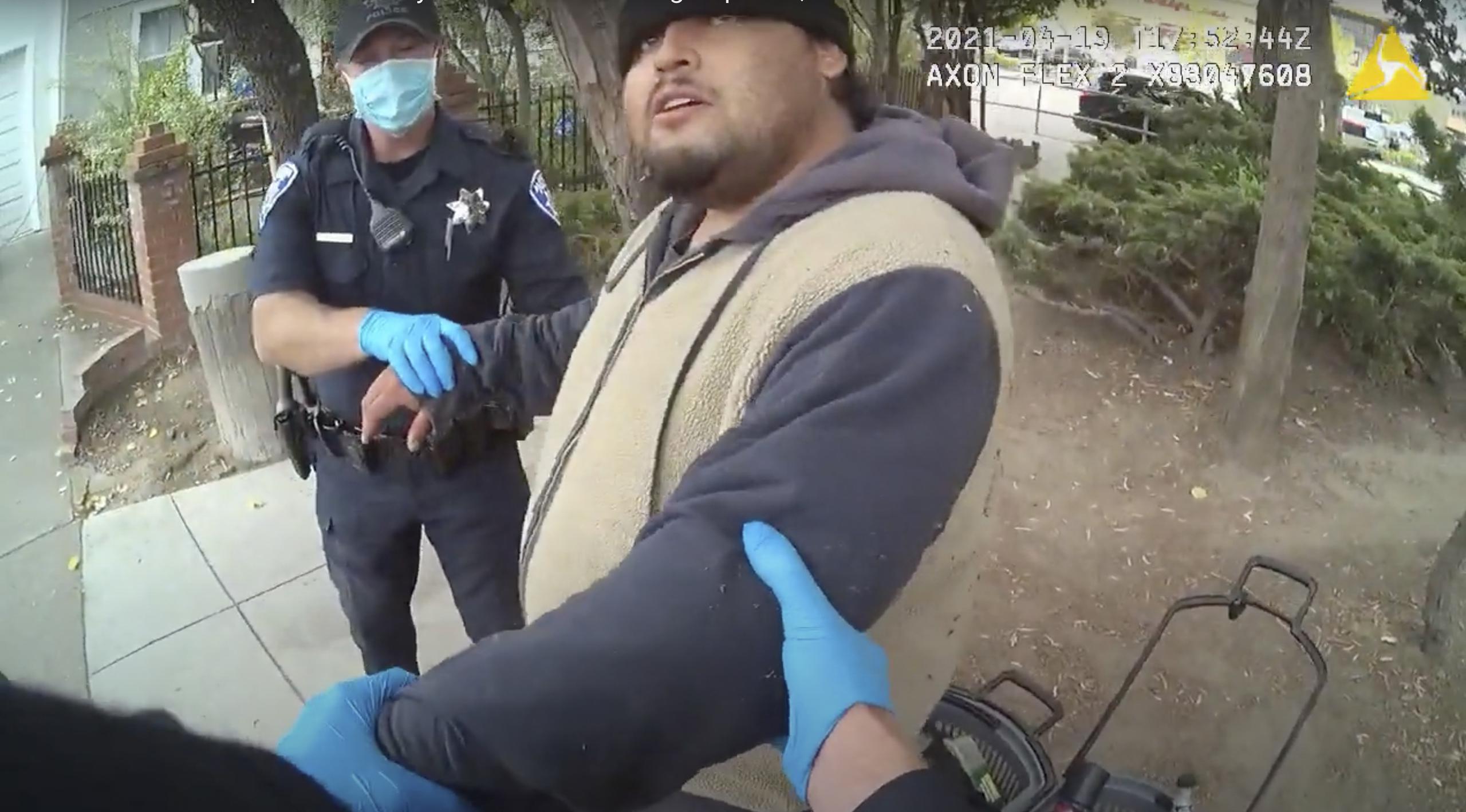 En esta imagen tomada de un video de una cámara corporal de la policía de Alameda, agentes tratan de detener a Mario Gonzalez, de 26 años, el 19 de abril en Alameda, California.