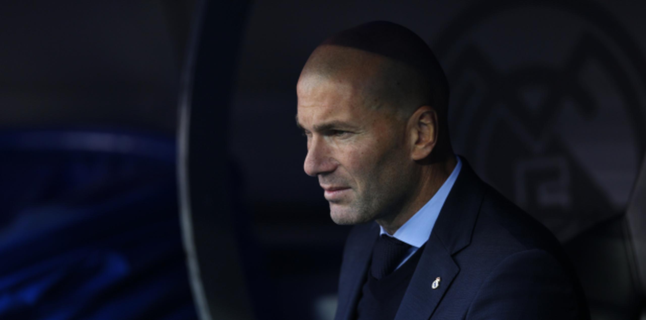 El técnico de Real Madrid, Zinedine Zidane, aparece sentado en la banca antes de un partido contra Barcelona por la liga española el sábado, 23 de diciembre de 2017. (Archivo AP)
