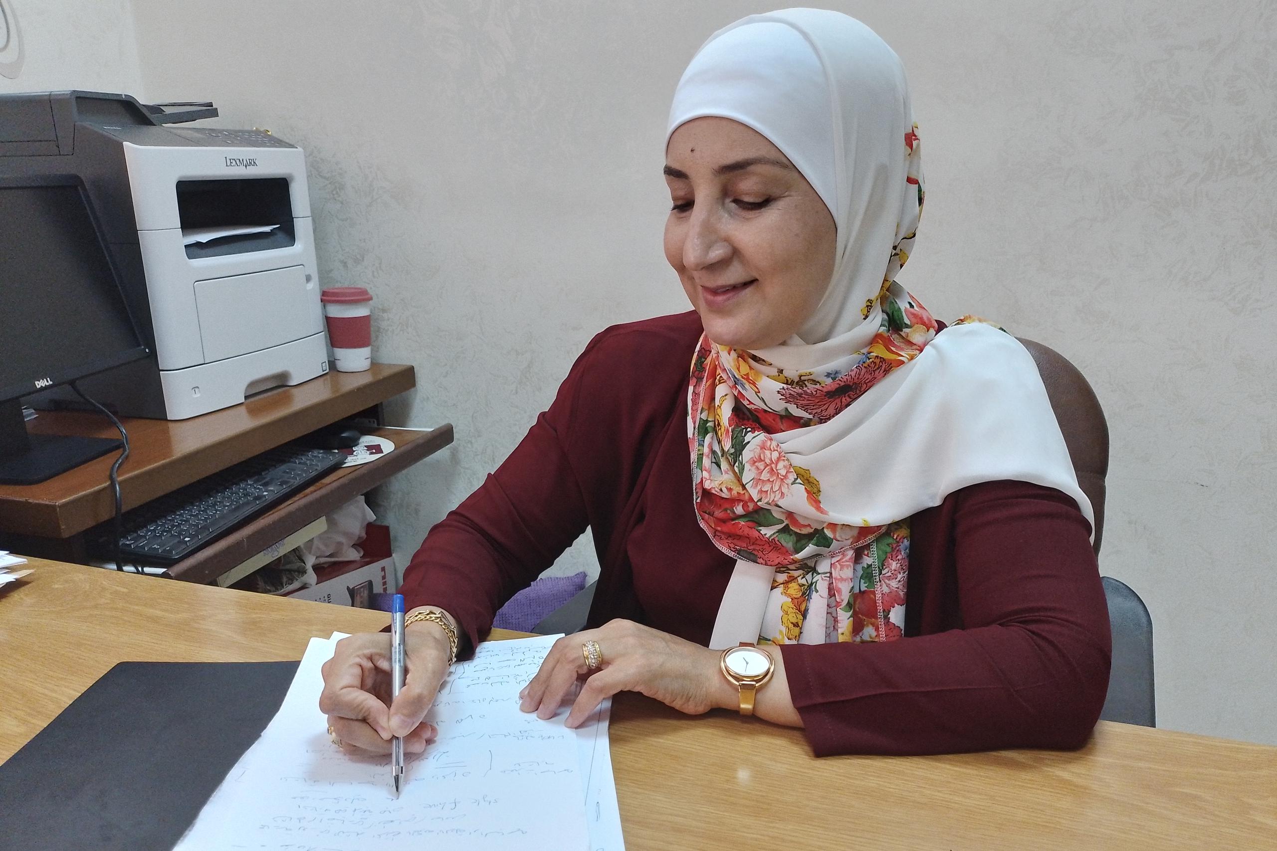 La socióloga jordana Amal Awawda, del Centro de Estudios de la Mujer, en su despacho durante una entrevista con la Agencia EFE sobre los crímenes de honor en Jordania. EFE/Hayat al Dbeas
