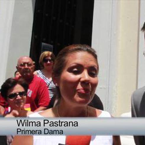 El gobernador y su esposa Wilma Pastrana hablan de su aniversario
