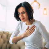 ¿Se manifiesta la enfermedad cardíaca diferente en la mujer?