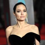 Angelina Jolie hace donación sorpresa a dos niños que tienen un puesto de limonadas