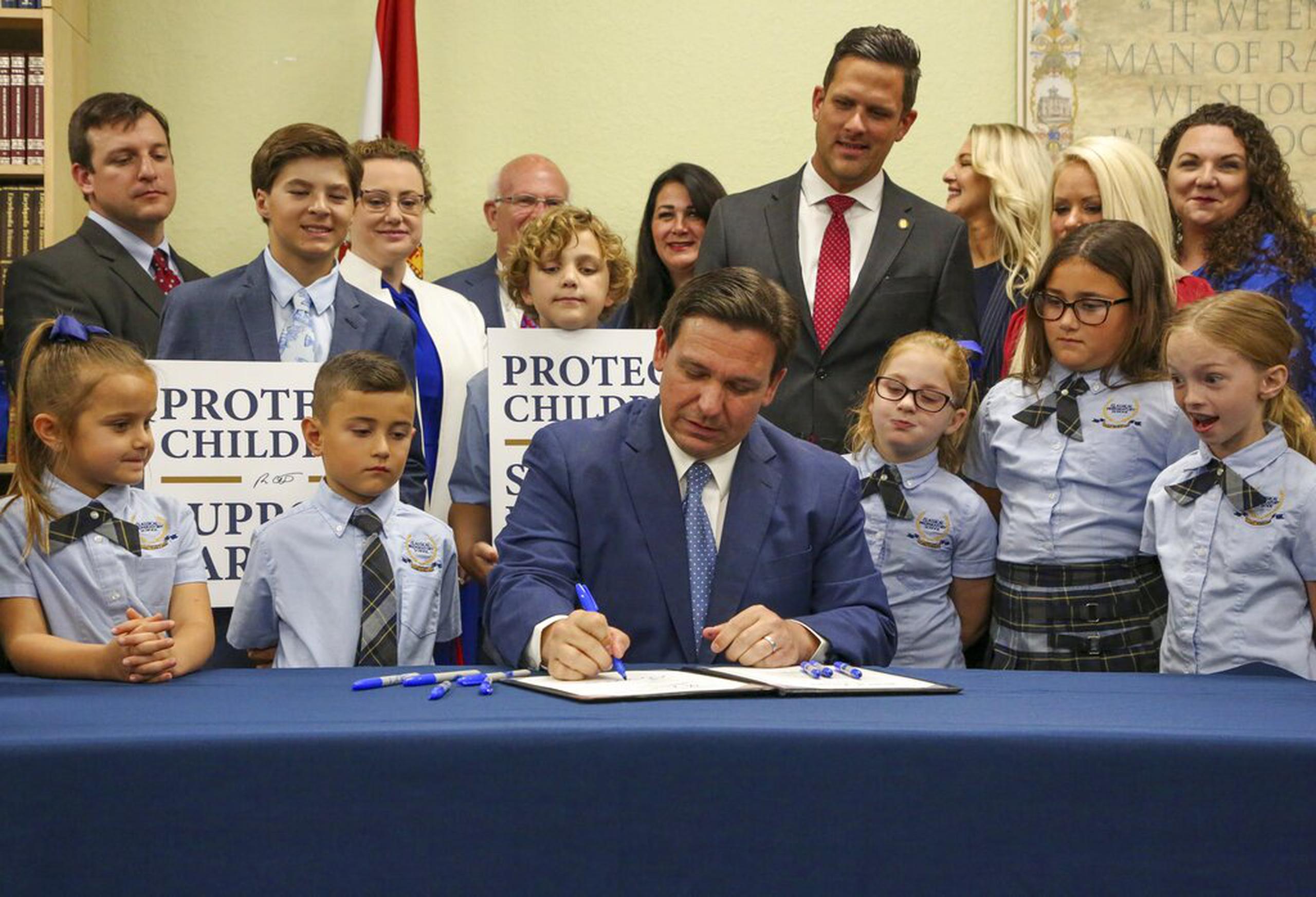 El gobernador Ron DeSantis firma el proyecto de ley de derechos de los padres en la educación, que opositores han apodado “No Digas Gay”, el 28 de marzo de 2022 en Shady Hills, Florida.